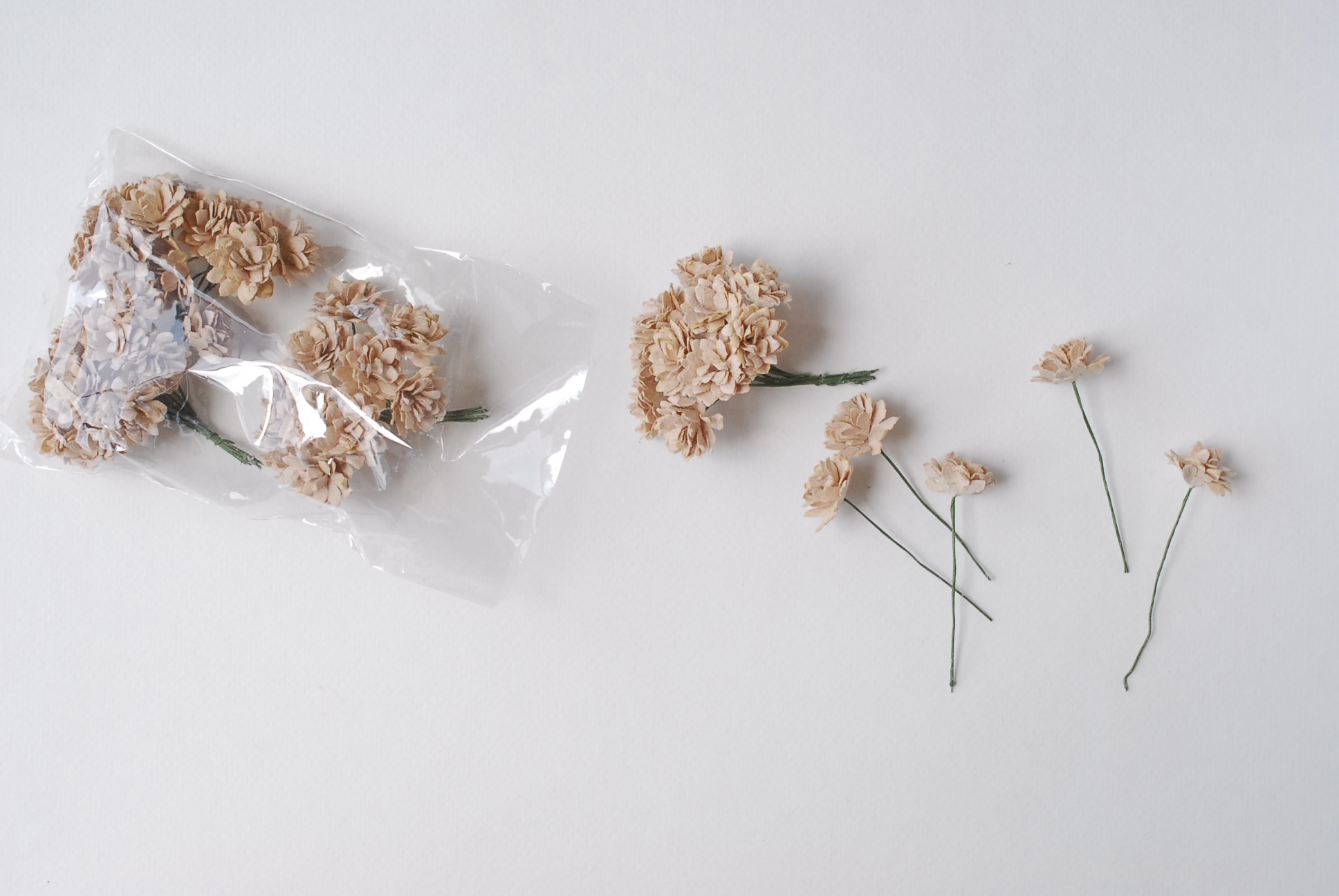 ดอกไม้ประดิษฐ์, ดอกไม้กระดาษสา, ดอก gypsophila, ดอกยิปโซ งานประดิษฐ์ตกแต่งของชำร่วย, ดอกไม้ทำพานพุ่ม,พานพวงมาลัย, พานรับไหว้, ขนาด 2 cm. สีน้ำตาลอ่อน