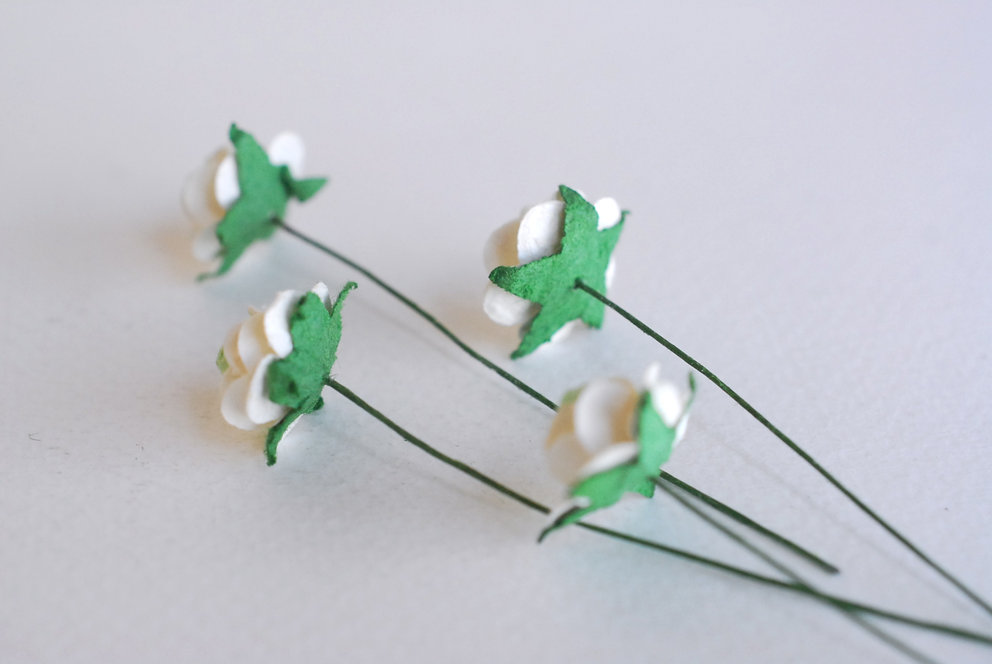 ซื้อ1 ห่อ แถม 1 ห่อ ดอกไม้กุหลาบกระดาษ ดอกไม้กระดาษสา, ดอกกุหลาบจิ๋ว, ดอกไม้กระดาษสาขายส่ง สีเขียวพาสเทล แถมสีเขียวจุดขาว ขนาด 1.5 cm. จำนวน 100 ดอก Paper Flowers size 1.5 cm., mini roses green mint color, 100 pcs. and get free 1 pack of green mint-white