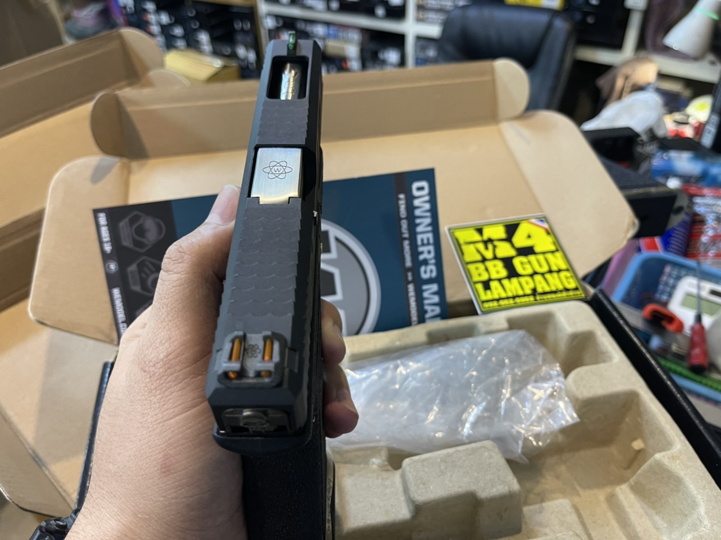 WE Glock17 Custom G-Force – เฟรมดำ สไลด์ดำ ลำกล้องเงิน T5