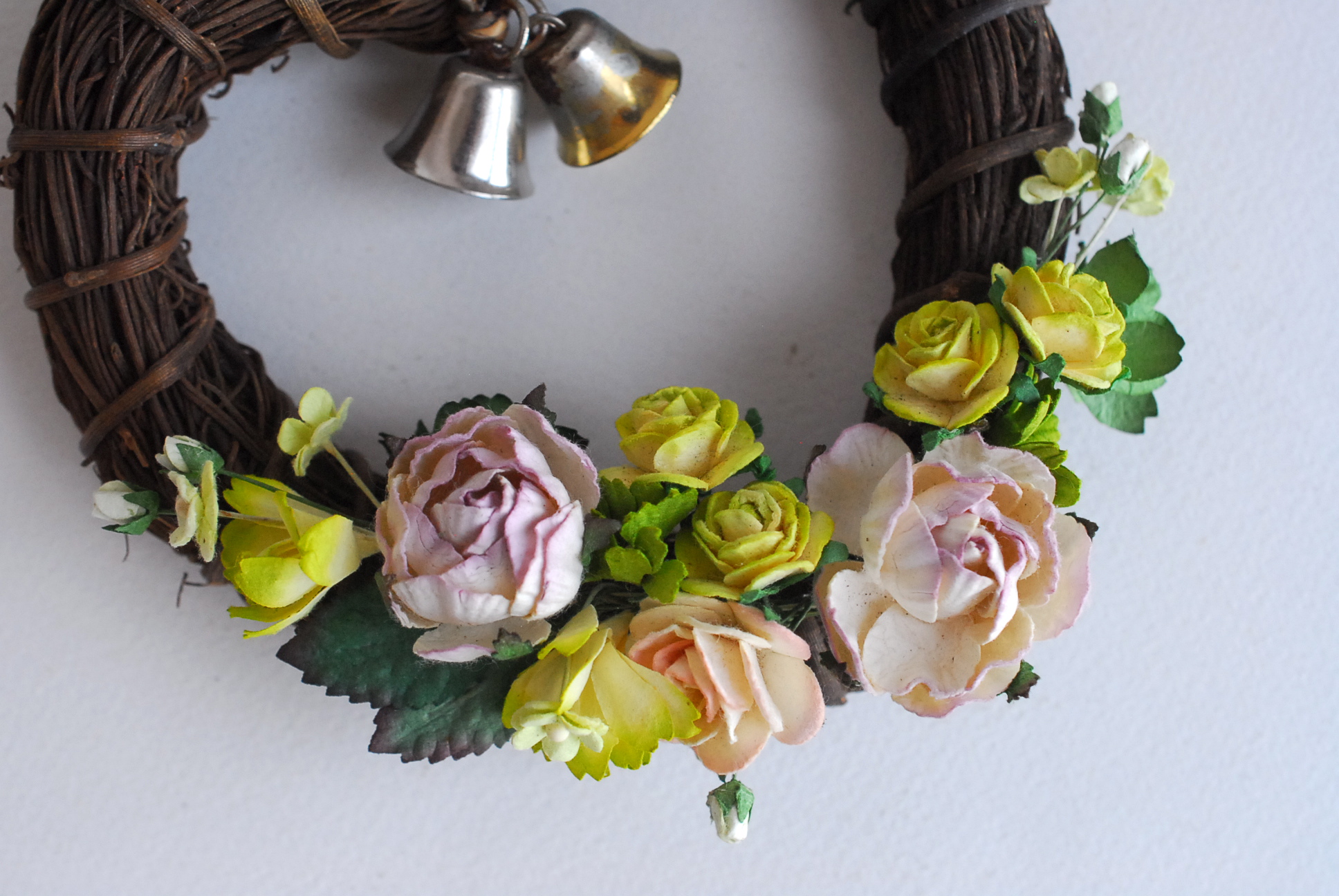 พวงหรีดดอกไม้กระดาษสำหรับตกแต่ง แขวนหน้าต่าง หรือ ตกแต่งห้องรับแขก รูปหัวใจ ดอกไม้กระดาษสาสีเขียว ในช่วงเวลา x'mas หรือ autumn