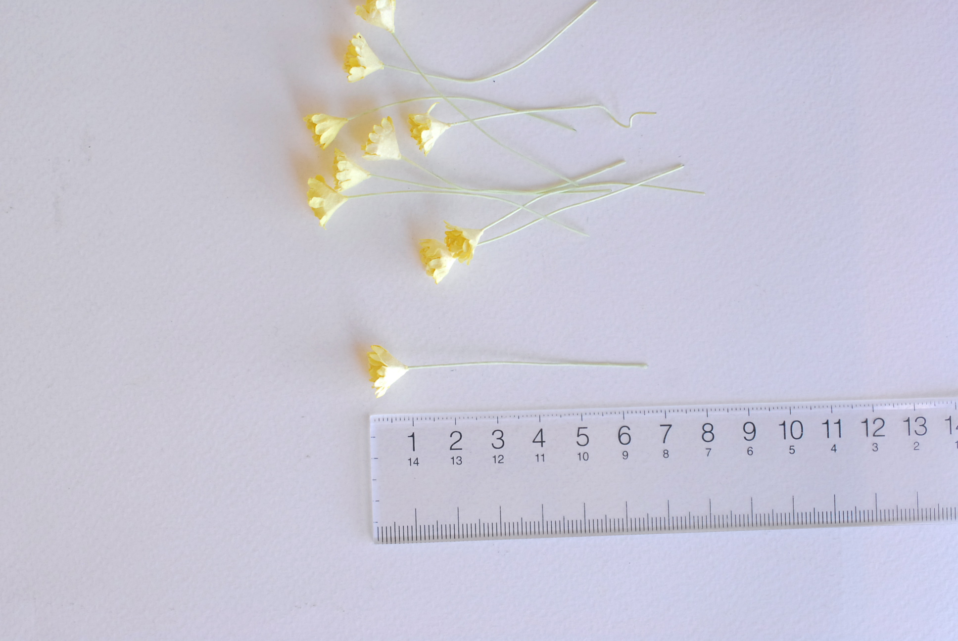 ดอกไม้ประดิษฐ์, ดอกไม้กระดาษสา, ดอก gypsophila, ดอกยิปโซ งานประดิษฐ์ตกแต่งของชำร่วย, ดอกไม้ทำพานพุ่ม, พานรับไหว้, ขนาด 1 cm. สีเหลือง