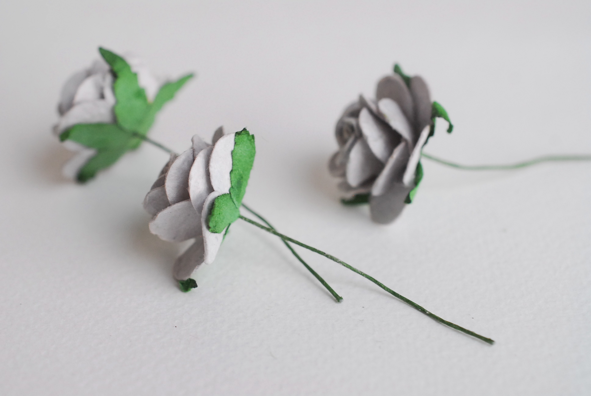 ดอกไม้กระดาษสา ดอกไม้กระดาษสา ราคาส่ง, ดอกกุหลาบกระดาษสา ดอกไม้ประดิษฐ์ สำหรับตกแต่ง หรืองานแต่งงาน สีเทา ขนาด 2.5 cm. จำนวน 50 ดอก Paper flowers, handmade flowers, small roses paper size 2.5 cm. 50 pieces, grey color.