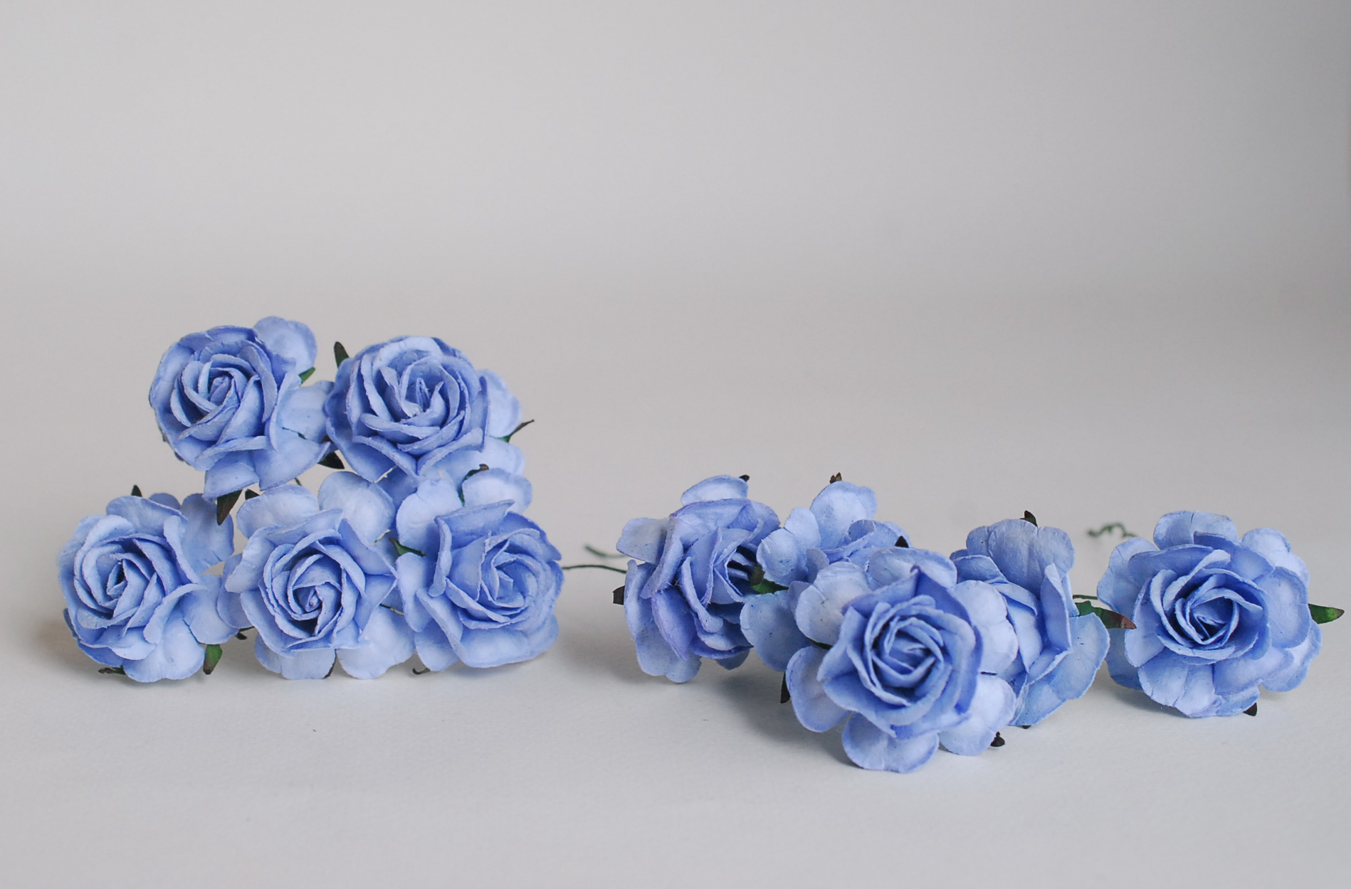 ดอกไม้กระดาษสา ราคาส่ง, ดอกกุหลาบกระดาษสา ดอกไม้ประดิษฐ์ สำหรับตกแต่ง หรืองานแต่งงาน สีฟ้าตุ่นขนาด 3.5 cm. จำนวน 25 ดอก Paper flowers, handmade flowers, small roses paper size 3.5 cm. 25 pieces, pale blue color.