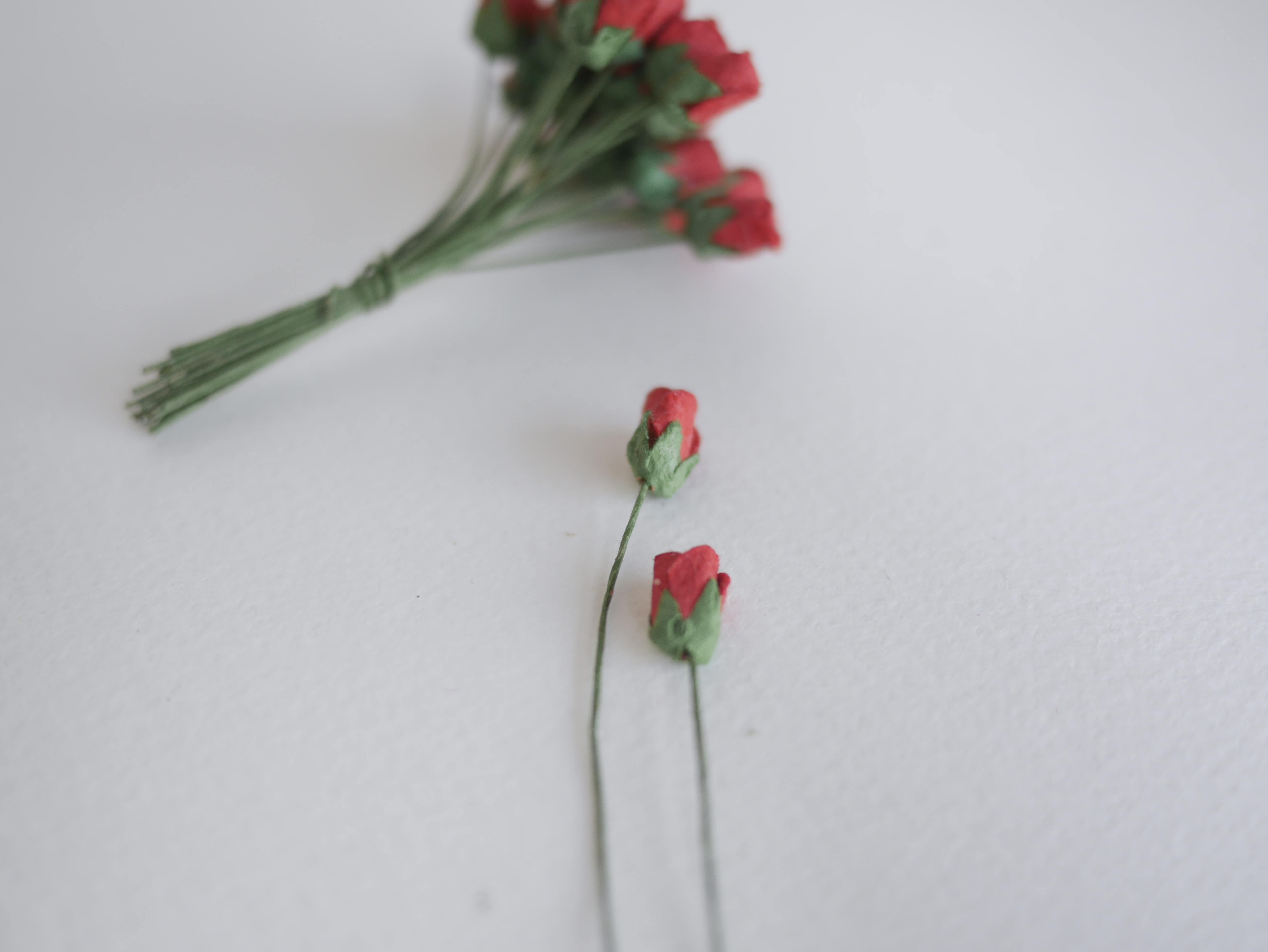 ดอกไม้กระดาษสา ดอกไม้กระดาษสา จตุจักร งานประดิษฐ์ ดอกไม้ทำข้อมือเพื่อนเจ้าสาว แต่งงาน, ดอกกุหลาบตูม 50 ดอก สีครีมแดง ขนาด 0.8x1.5 cm. paper flowers, budding roses flower 0.8 x1.5 cm. 50 pieces. red color