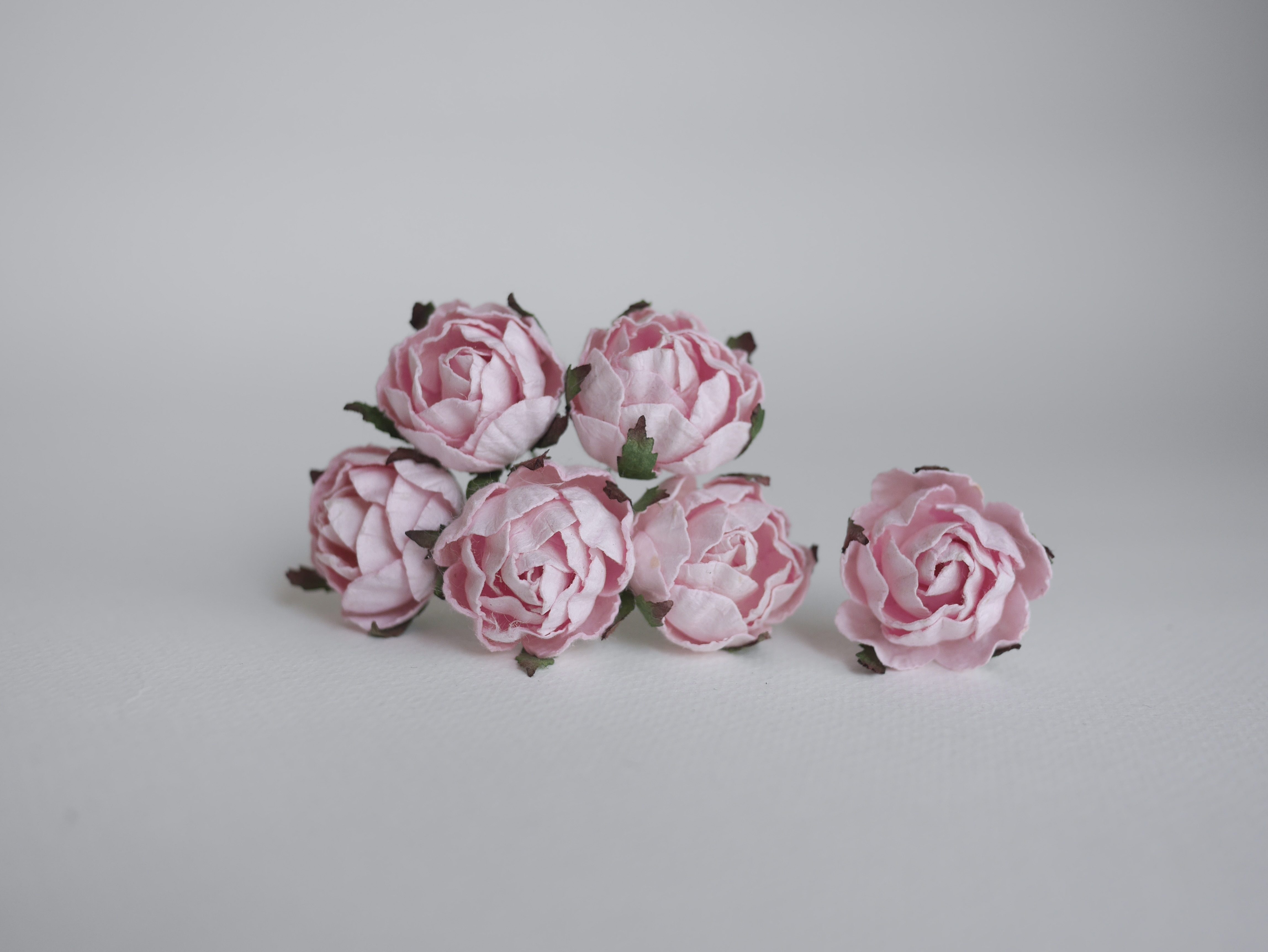 ดอกกุหลาบกระดาษสา peony ดอกไม้กระดาษสาราคาส่ง, ดอกไม้กระดาษ,ดอกไม้ประดิษฐ์ สำหรับตกแต่งของชำร่วย งานแต่งงาน ดอกกุหลาบกลม peony ขนาด 3.5 cm. จำนวน 25 ดอก, สีชมพู Paper Flowers, Peony flowers supplies size 3.5cm./ 25 pieces, handmade flowers. pink color