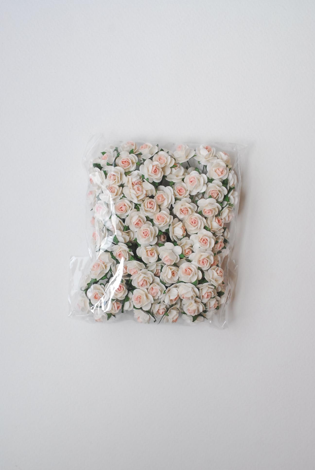ดอกไม้กุหลาบกระดาษสา, ดอกกุหลาบจิ๋ว, ดอกไม้กระดาษสาขายส่ง สีชมพูพีชจุด- ขาว ขนาด 1.5 cm. จำนวน 100 ดอก Paper Flowers size 1.5 cm., mini roses pale pink–white color, 100 pcs.