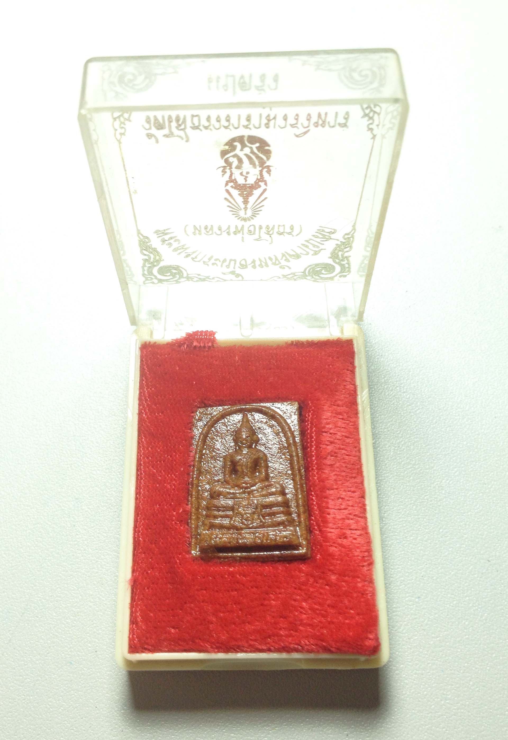 หลวงพ่อโสธร ภปร. รุ่นสรัางพระอุโบสถ ปี2537 เนื้อกระเบื้องหลังคาโบสถ์ (หลังเก่า) วัดโสธรวรารามวรวิหาร พิมพ์เล็ก