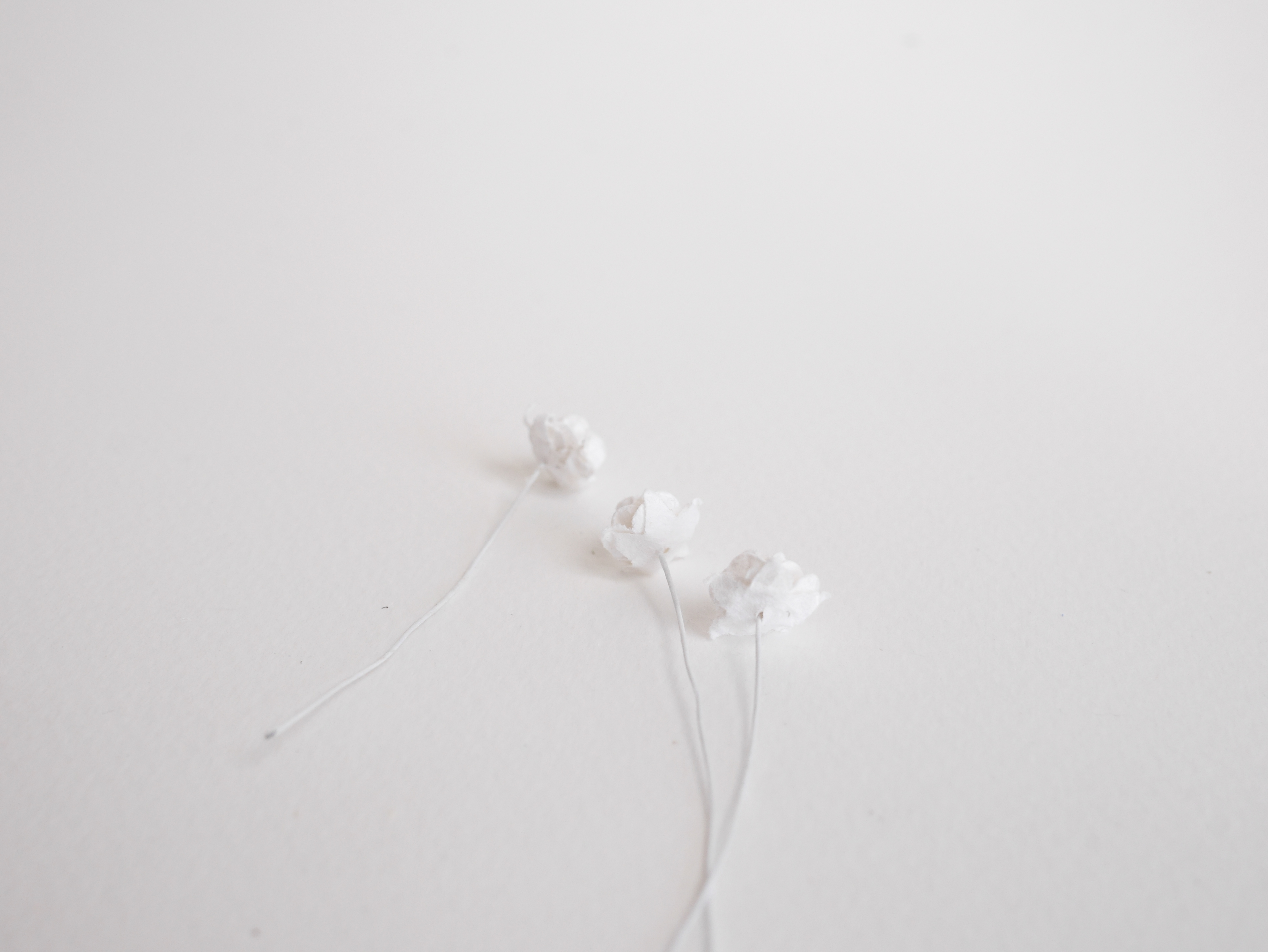 ดอกไม้กระดาษสาสำหรับตกแต่ง ของชำร่วย ดอกกุหลาบ กระดาษสา สีขาว #147 ขนาด 1 cm. จำนวน 100 ดอก/1 ถุง Small handmade rose paper flower supplies 100 pieces, white color.