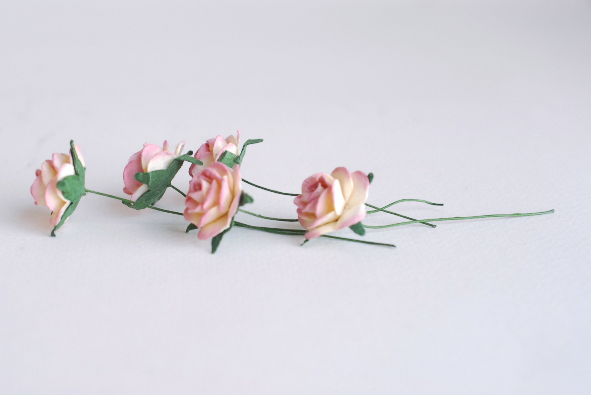 ดอกไม้กระดาษสา ราคาส่ง, ดอกกุหลาบกระดาษสา ดอกไม้ประดิษฐ์ ตกแต่งงานแต่งงาน ขนา่ด 2.00 cm., สำหรับของชำร่วย, งานแต่งงาน, ดอกไม้ทำข้อมือเจ้าสาว Paper flower,50 Pieces mulberry rose, 2 cm. pink berry brush color.