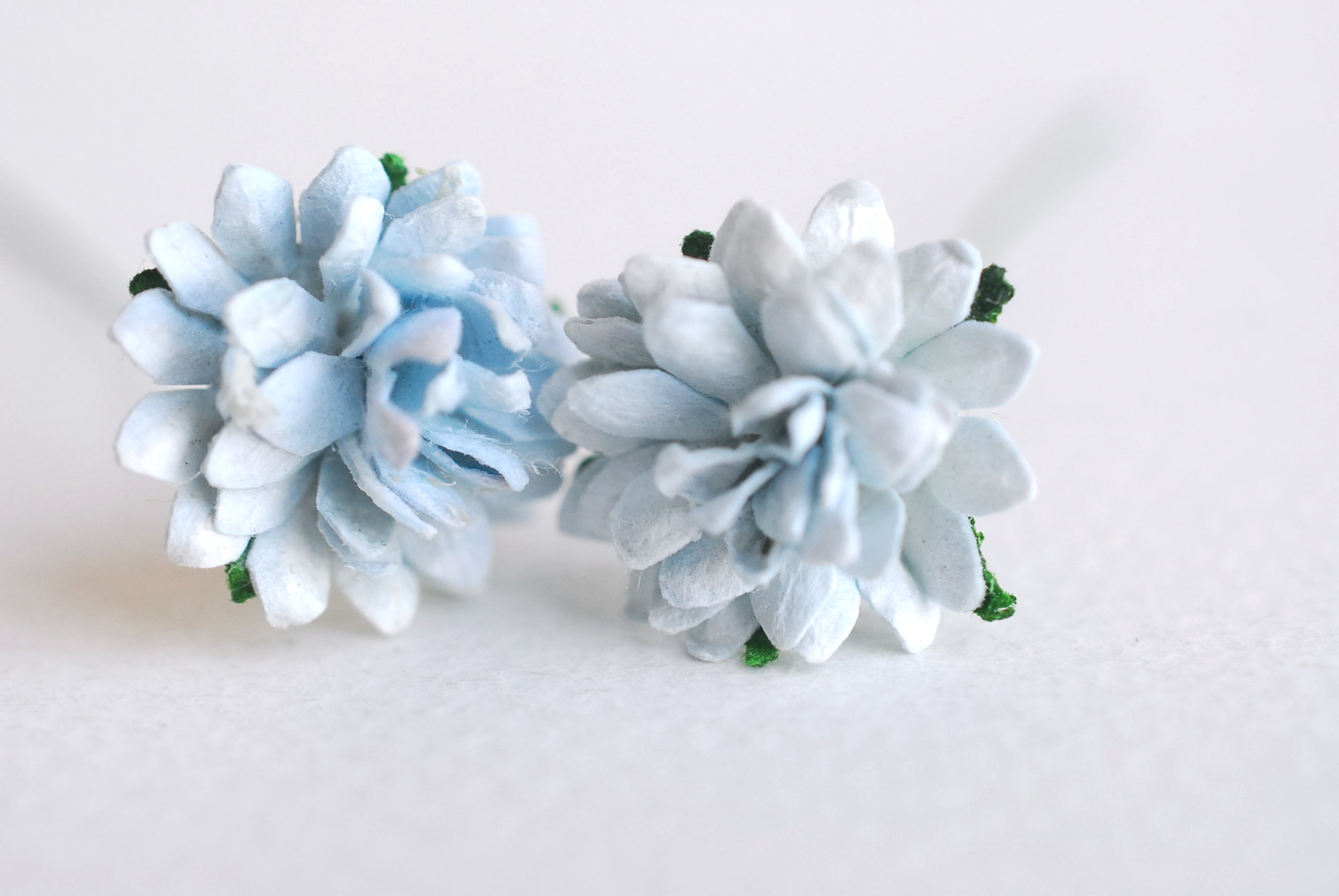 ดอกไม้ประดิษฐ์, ดอกไม้กระดาษสา, ดอก gypsophila, ดอกยิปโซ งานประดิษฐ์ตกแต่งของชำร่วย, ดอกไม้ทำพานพุ่ม,พานพวงมาลัย, พานรับไหว้, ขนาด 1.5 cm. สีฟ้าตุ่น