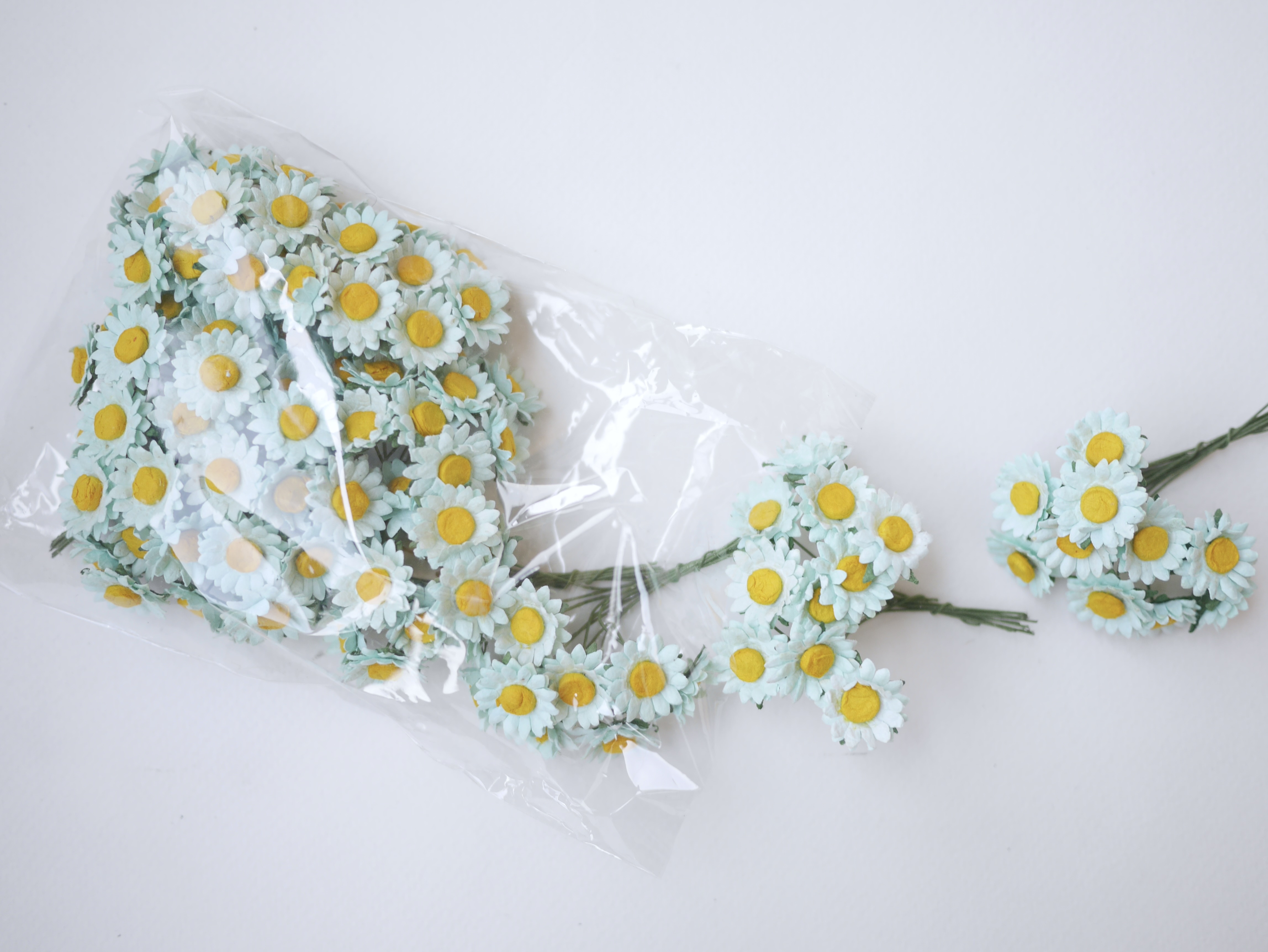 ดอกทานตะวันกระดาษ ดอกไม้กระดาษสา ดอกไม้ประดิษฐ์จากกระดาษสา ดอกทานตะวัน ดอกไม้กระดาษสาขายส่ง ดอกไม้ประดิษฐ์ ดอกไม้ทำข้อมือเพื่อนเจ้าสาว ขนาด 1.5 cm. จำนวน 100 ดอก สีมิ้นท์ Paper Flower, Sun Flowers, mint color, size 1.5 cm 100 pieces, yellow pollen.