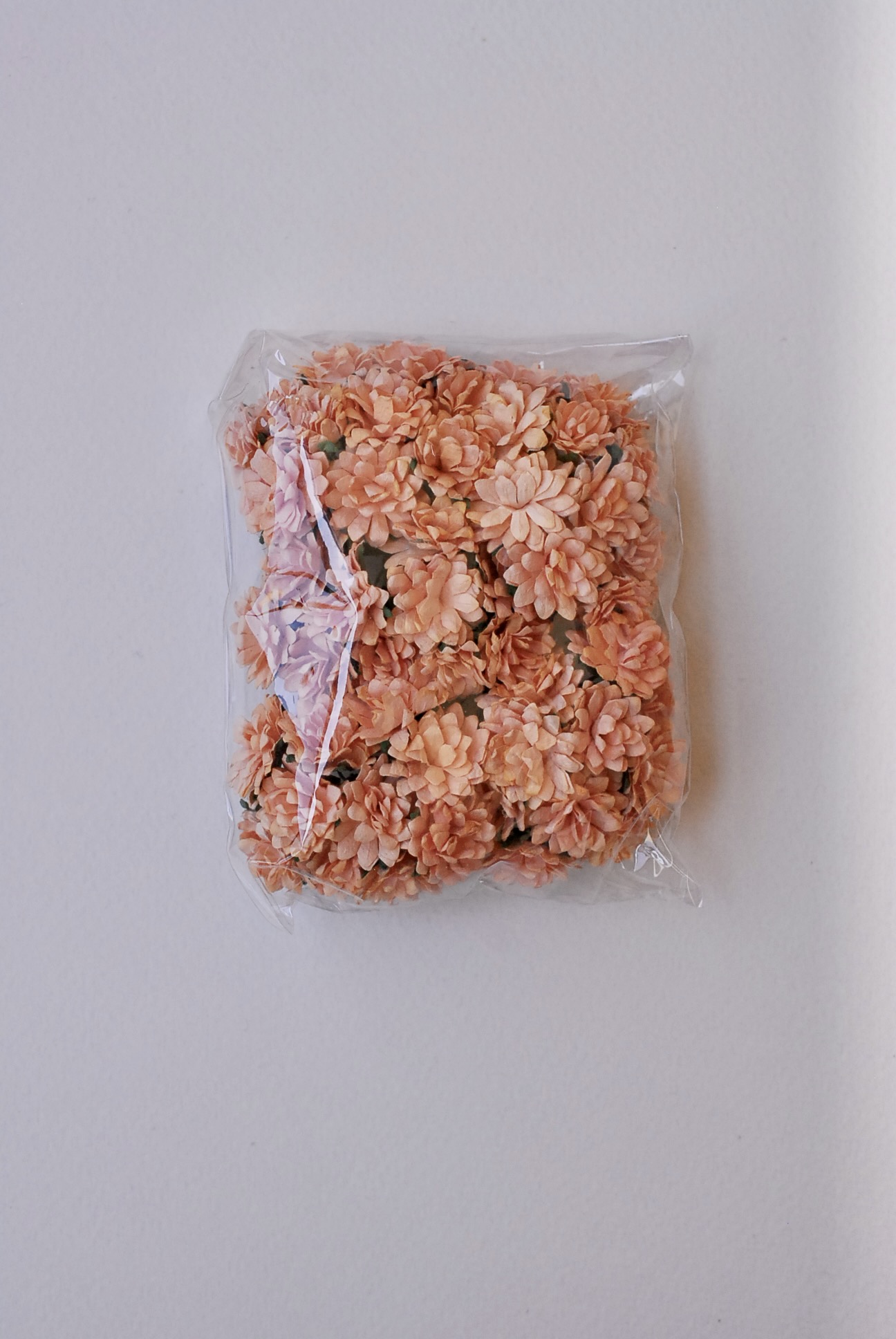 ดอกไม้ประดิษฐ์, ดอกไม้กระดาษสา, ดอก gypsophila, ดอกยิปโซ งานประดิษฐ์ตกแต่งของชำร่วย, ดอกไม้ทำพานพุ่ม,พานพวงมาลัย, พานรับไหว้, ขนาด 1.5 cm. สีพีช