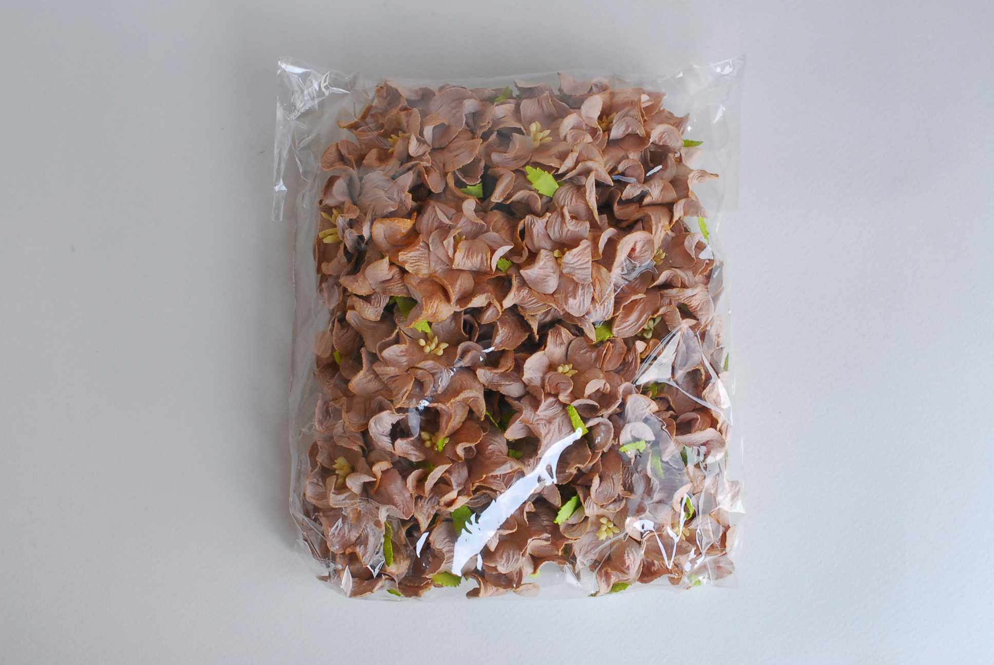 ดอกไม้กระดาษสา ราคาส่ง, ดอกการเดนเนียกระดาษสา ดอกไม้ประดิษฐ์ ตกแต่งงานแต่งงาน ประดิษฐ์ข้อมือเพื่อนเจ้าสาว ขนา่ด 5.5 cm., สำหรับของชำร่วย, งานแต่งงาน, ดอกไม้ทำข้อมือเจ้าสาว สีน้ำตาล จำนวน 25 ดอก Paper flower,25 Pieces mulberry gardenia flowers supplies