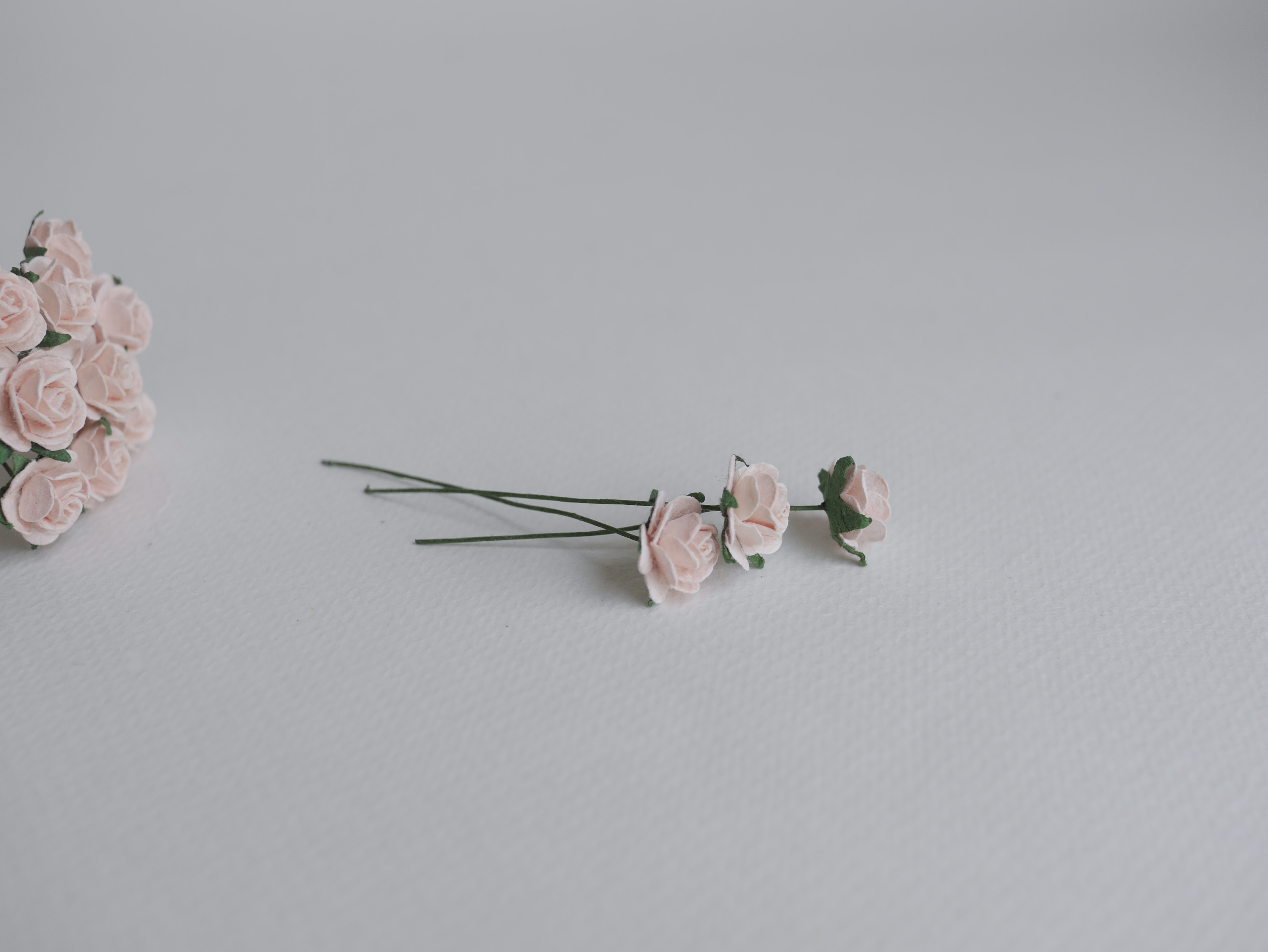 ดอกไม้กุหลาบกระดาษ ดอกไม้กระดาษสา, ดอกกุหลาบจิ๋ว, ดอกไม้กระดาษสาขายส่ง สีชมพูพีชอ่อนขนาด 1.5 cm. จำนวน 100 ดอก Paper Flowers size 1.5 cm., mini roses pale peach pink color, 100 pcs.