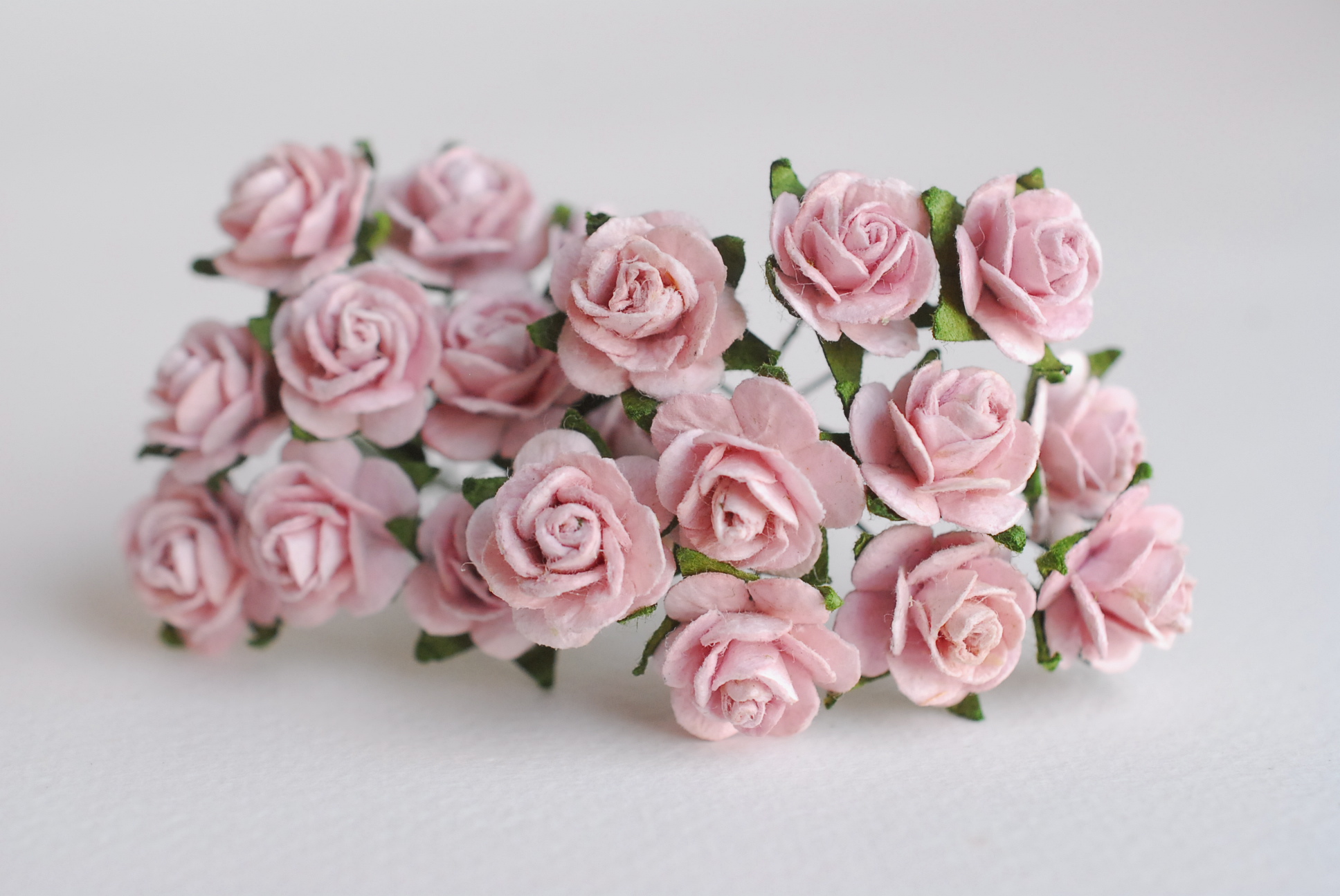 ดอกไม้กุหลาบกระดาษ, ดอกกุหลาบกระดาษสา ดอกกุหลาบจิ๋ว ดอกกุหลาบกระดาษสา สำหรับประดับ ตกแต่งของชำร่วย, งานแต่งงาน สีMIXED ชมพู ม่วง ชมพูตุ่น ชมพูจุด พีชอ่อน ขนาด 1.5 cm. จำนวน 100 ดอก