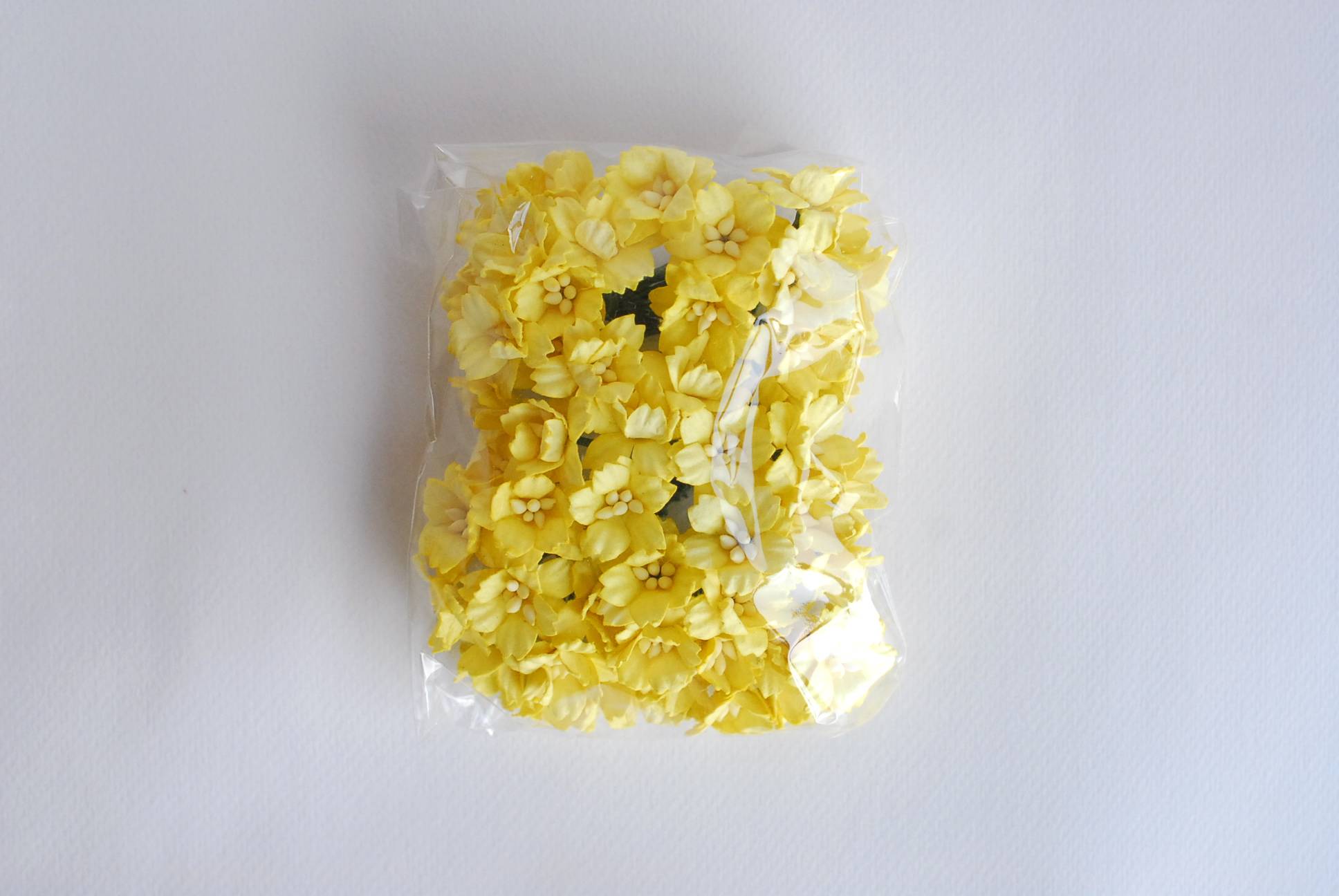 ดอกไม้กระดาษสา ดอกซากุระกระดาษ ขนาดเล็ก ดอกไม้กระดาษสาราคาส่ง ดอกไม้กระดาษสำหรับตกแต่งของชำร่วย งานแต่งงาน ทำช่อดอกไม้ติดอกเจ้าบ่าว ข้อมือดอกไม้เจ้าสาว ขนาด2.0 cm. 50 ดอก สีเหลือง Paper flowers supplies: DIY wedding tools small Cherry blossom (Sakura) 50