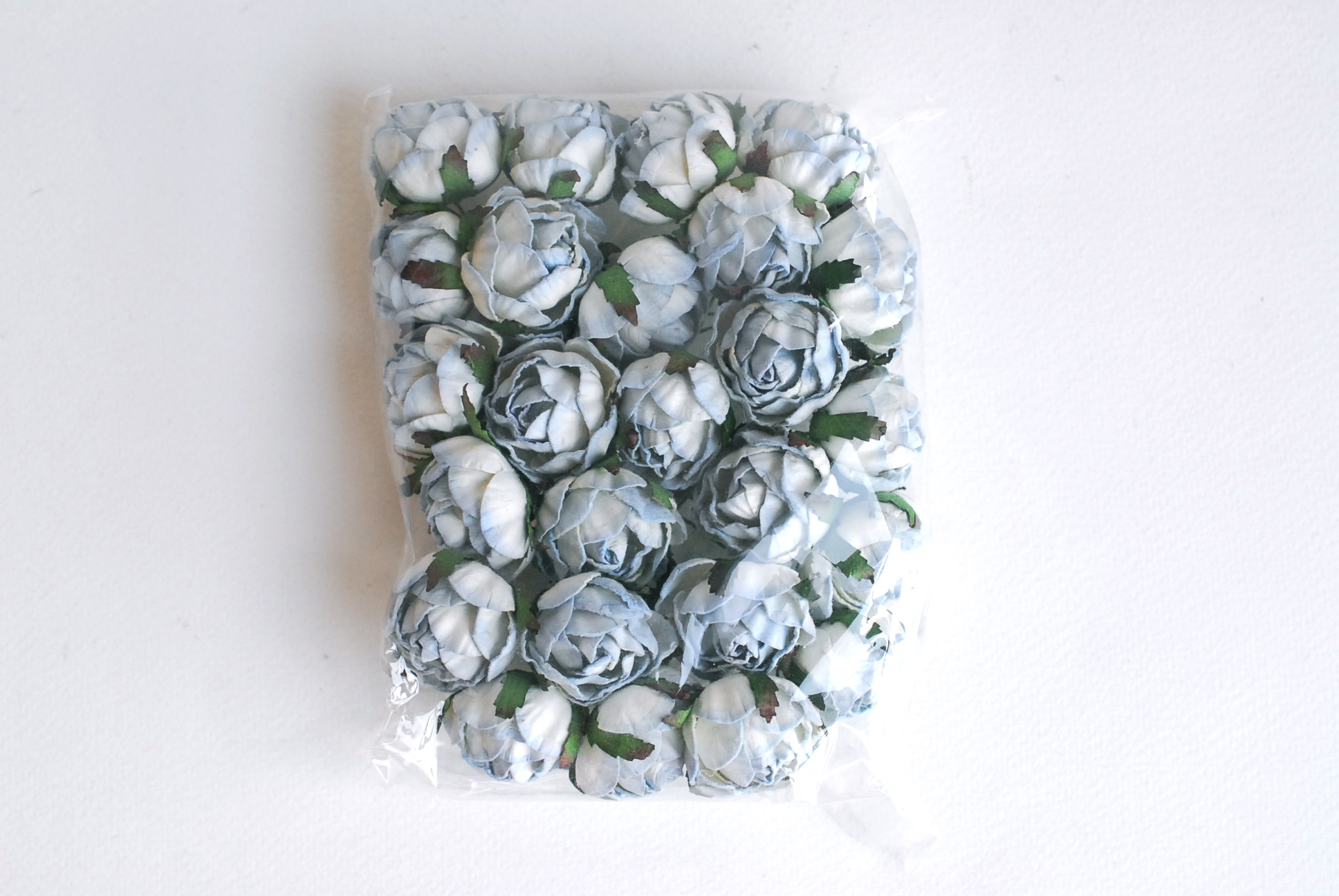 ดอกไม้กระดาษสา ดอกไม้กระดาษราคาส่ง ดอกกุหลาบจิ๋ว ดอกุหลาบทำข้อมือเพื่อนเจ้าสาว สำหรับตกแต่งของชำร่วย งานแต่งงาน ดอกกุหลาบกลม peony ขนาด 3.5 cm. จำนวน 25 ดอก, สีฟ้าปัดสีขาว