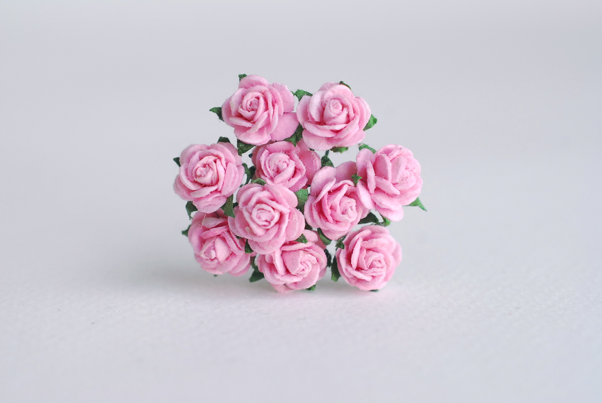 ดอกไม้กระดาษสาสำหรับตกแต่ง ของชำร่วย ดอกกุหลาบ กระดาษสา สีชมพู ขนาด 1 cm. จำนวน 100 ดอก/1 ถุง