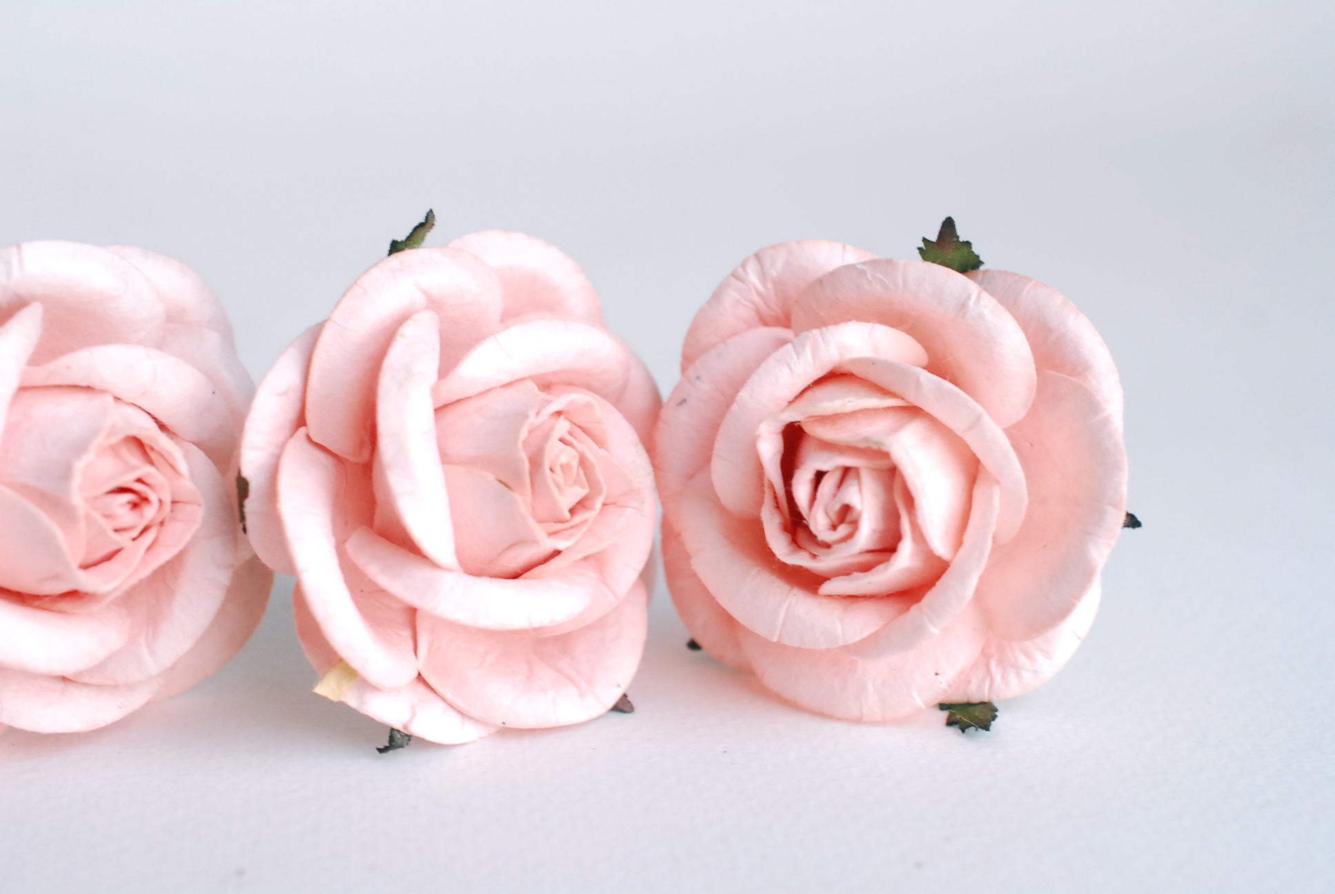 ดอกไม้กระดาษสา ราคาส่ง, ดอกกุหลาบกระดาษสา ดอกไม้ประดิษฐ์ ตกแต่งงานแต่งงาน ขนาด 4.5 cm., สำหรับของชำร่วย, งานแต่งงาน, ดอกไม้ทำข้อมือเจ้าสาว Paper flower,20 Pieces mulberry rose, 4.5 cm. pale pink color.