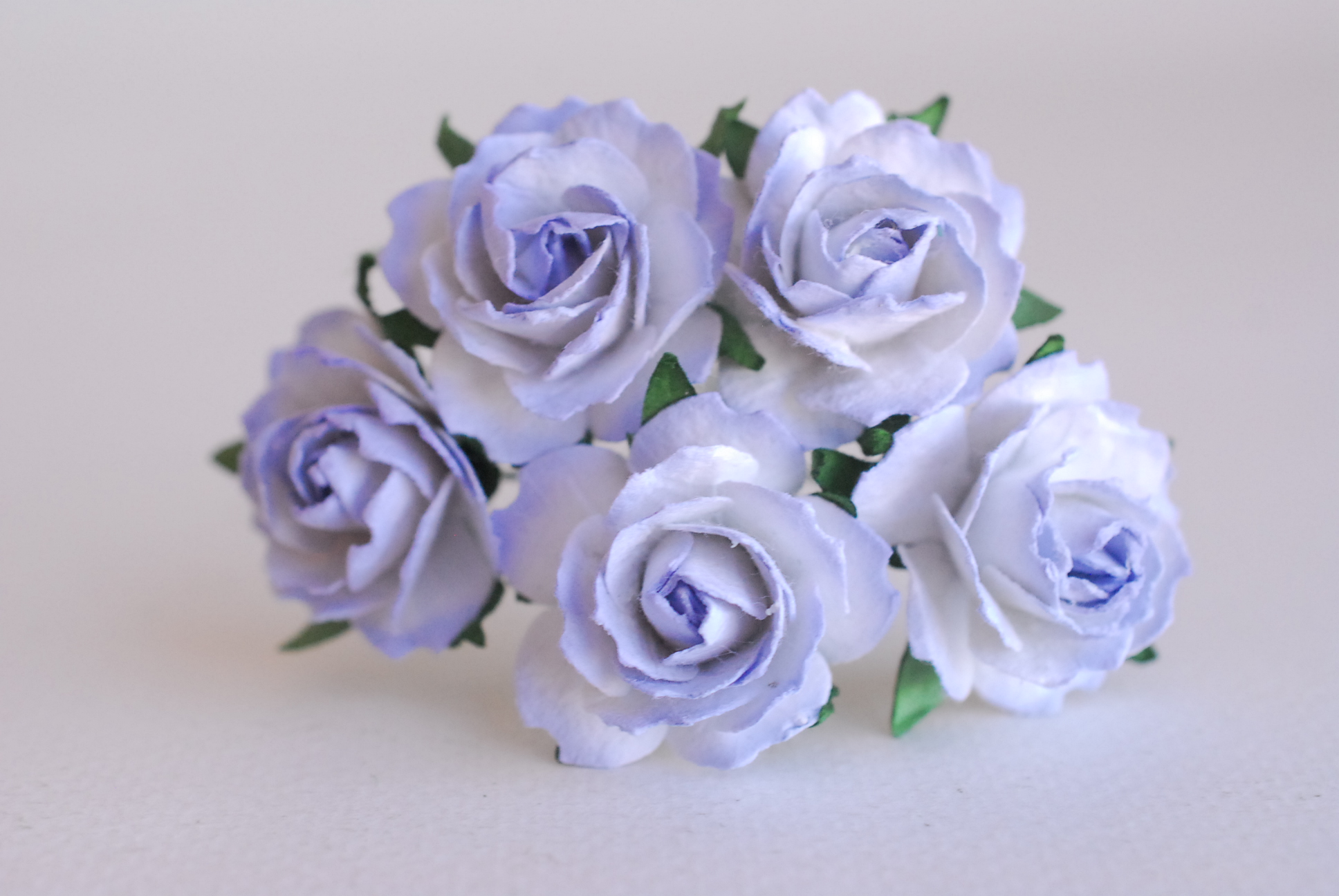 ดอกไม้กระดาษสา ดอกกุหลาบกระดาษ ดอกไม้กุหลาบกระดาษ ราคาส่ง, ดอกกุหลาบกระดาษสา ดอกไม้ประดิษฐ์ สำหรับตกแต่ง หรืองานแต่งงาน สีฟ้าตุ่นปัด กลีบหยัก ขนาด 2.5 cm. จำนวน 50 ดอก paper flowers supplies DIY wedding flowers, mini roses paper size 2.5 cm. pale blue ิbr