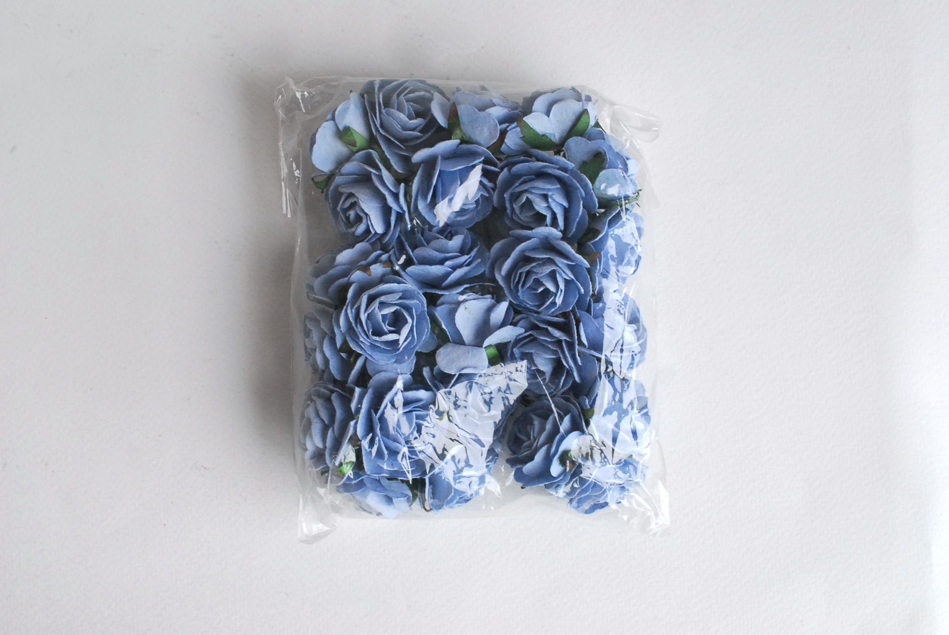 ดอกไม้กระดาษสา ราคาส่ง, ดอกกุหลาบกระดาษสา ดอกไม้ประดิษฐ์ สำหรับตกแต่ง หรืองานแต่งงาน สีฟ้าตุ่นขนาด 3.5 cm. จำนวน 25 ดอก Paper flowers, handmade flowers, small roses paper size 3.5 cm. 25 pieces, pale blue color.