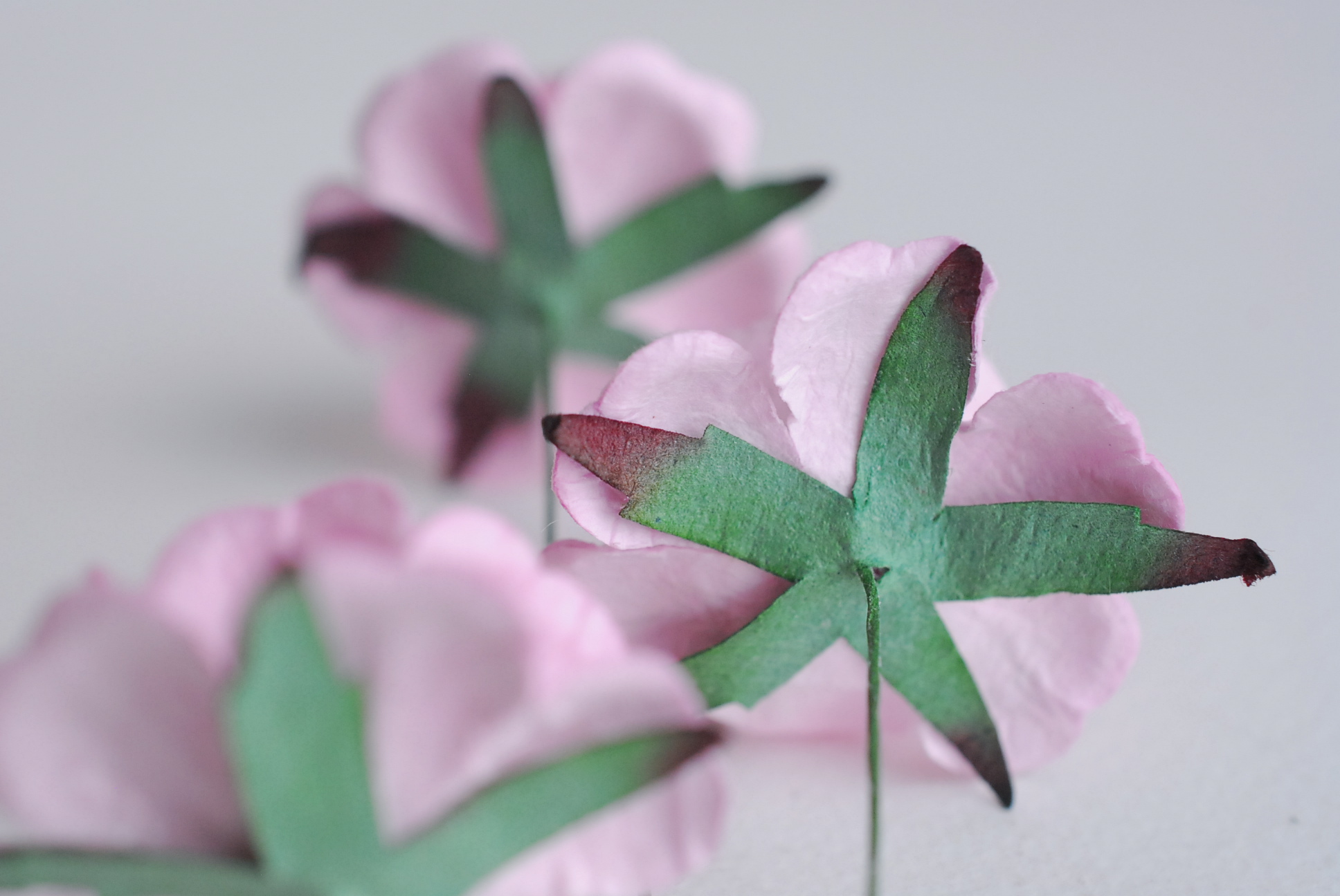 ดอกไม้กระดาษสา ดอกกุหลาบกระดาษสา ดอกไม้กุหลาบ ดอกไม้ประดิษฐ์ สำหรับตกแต่ง หรืองานแต่งงาน สีชมพูอ่อนขนาด 3.5 cm. จำนวน 25 ดอก Paper flowers, handmade flowers, small roses paper size 3.5 cm. 25 pieces, light pink color.