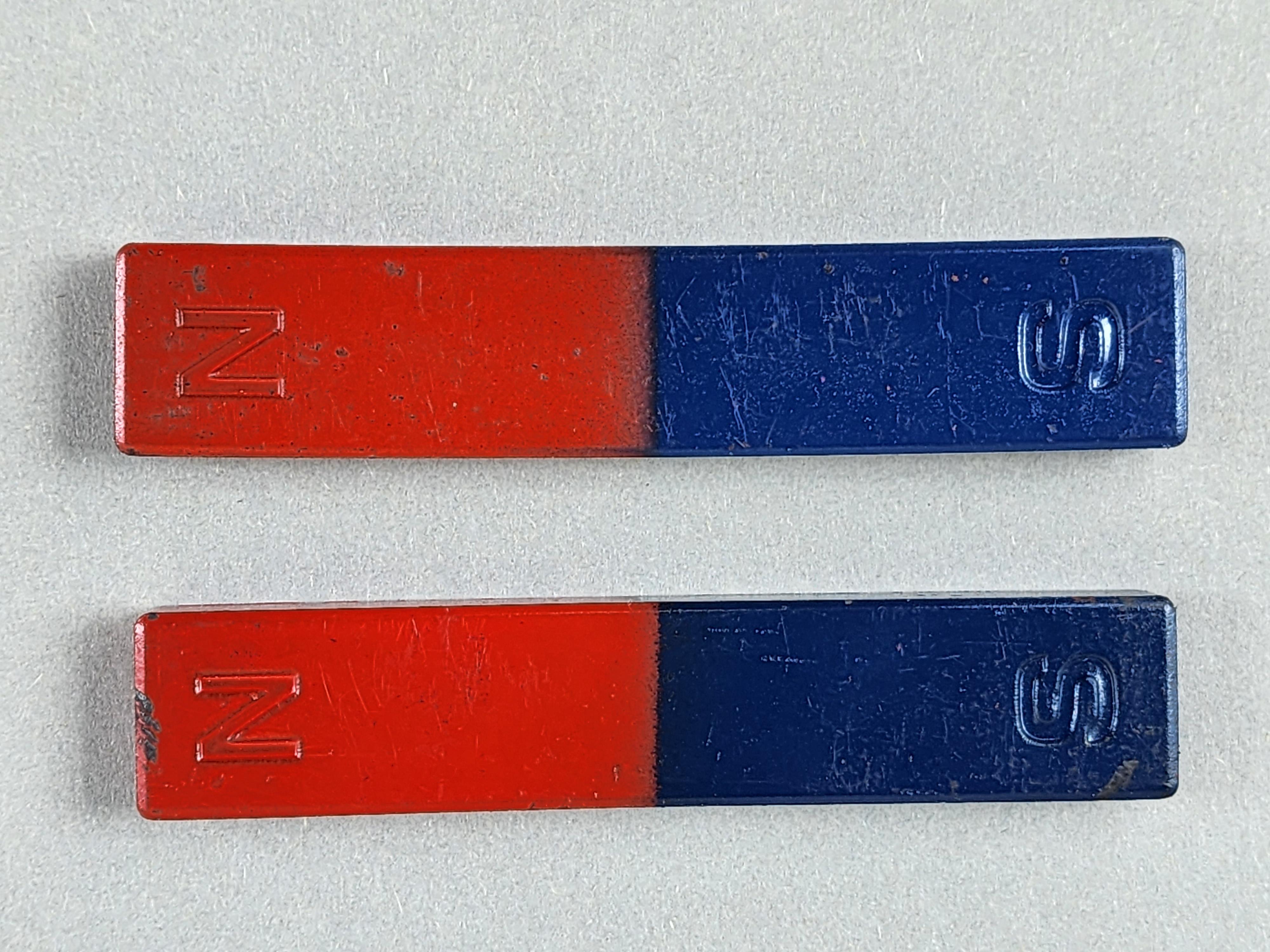 แท่งแม่เหล็ก 2 แท่ง