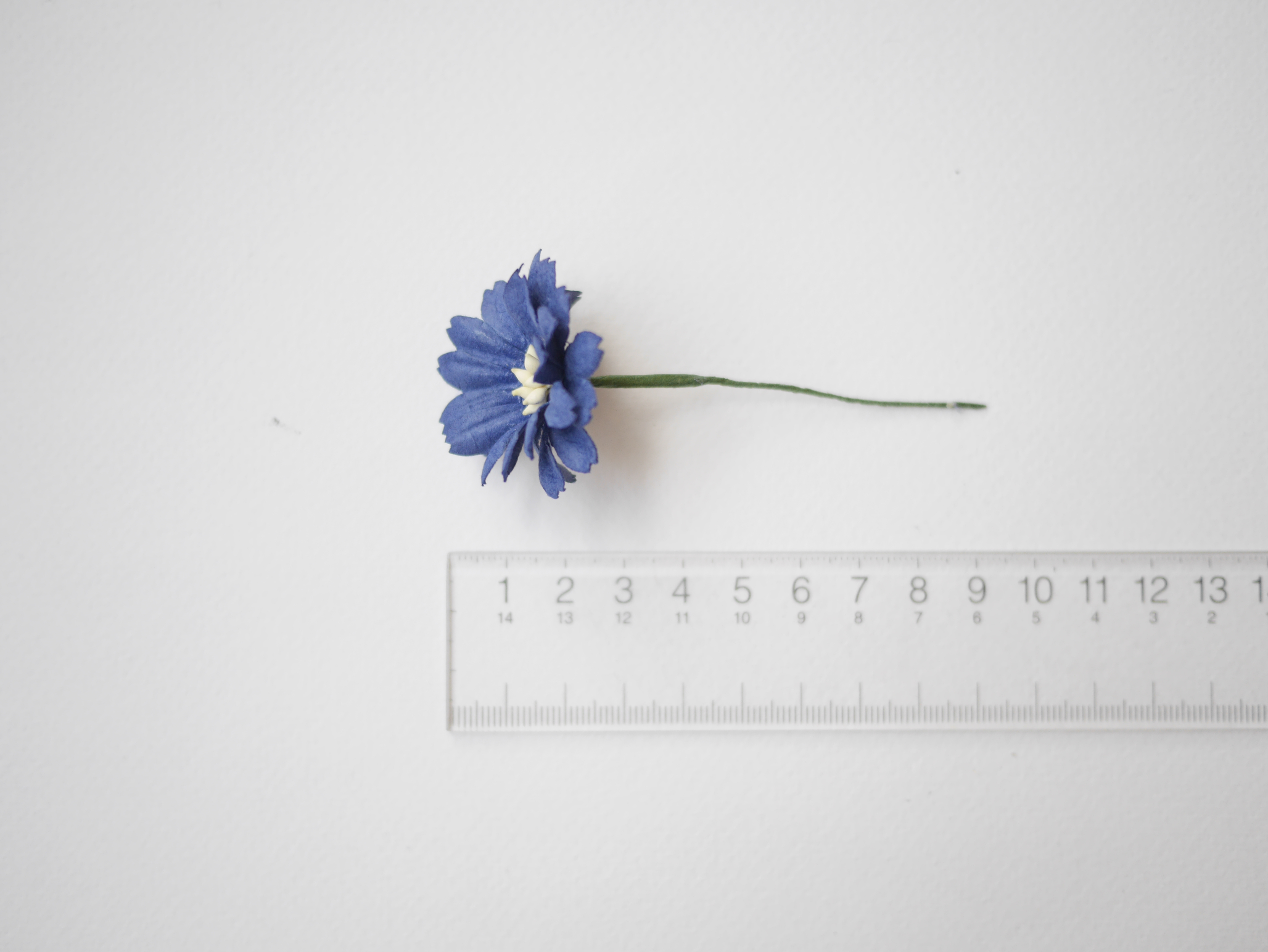 ดอกไม้กระดาษสา ดอกไม้ประดิษฐ์จากกระดาษสา ดอกเดซี่ ดอกไม้กระดาษสาขายส่ง ดอกไม้ประดิษฐ์ ดอกไม้ทำข้อมือเพื่อนเจ้าสาว ดอก daisy ขนาด 3.5 cm. จำนวน 25 ดอก สีน้ำเงินกรมท่า Paper Flower, 25 Daisy Flowers, ivory color, size 4.5 cm., passion blue pollen.