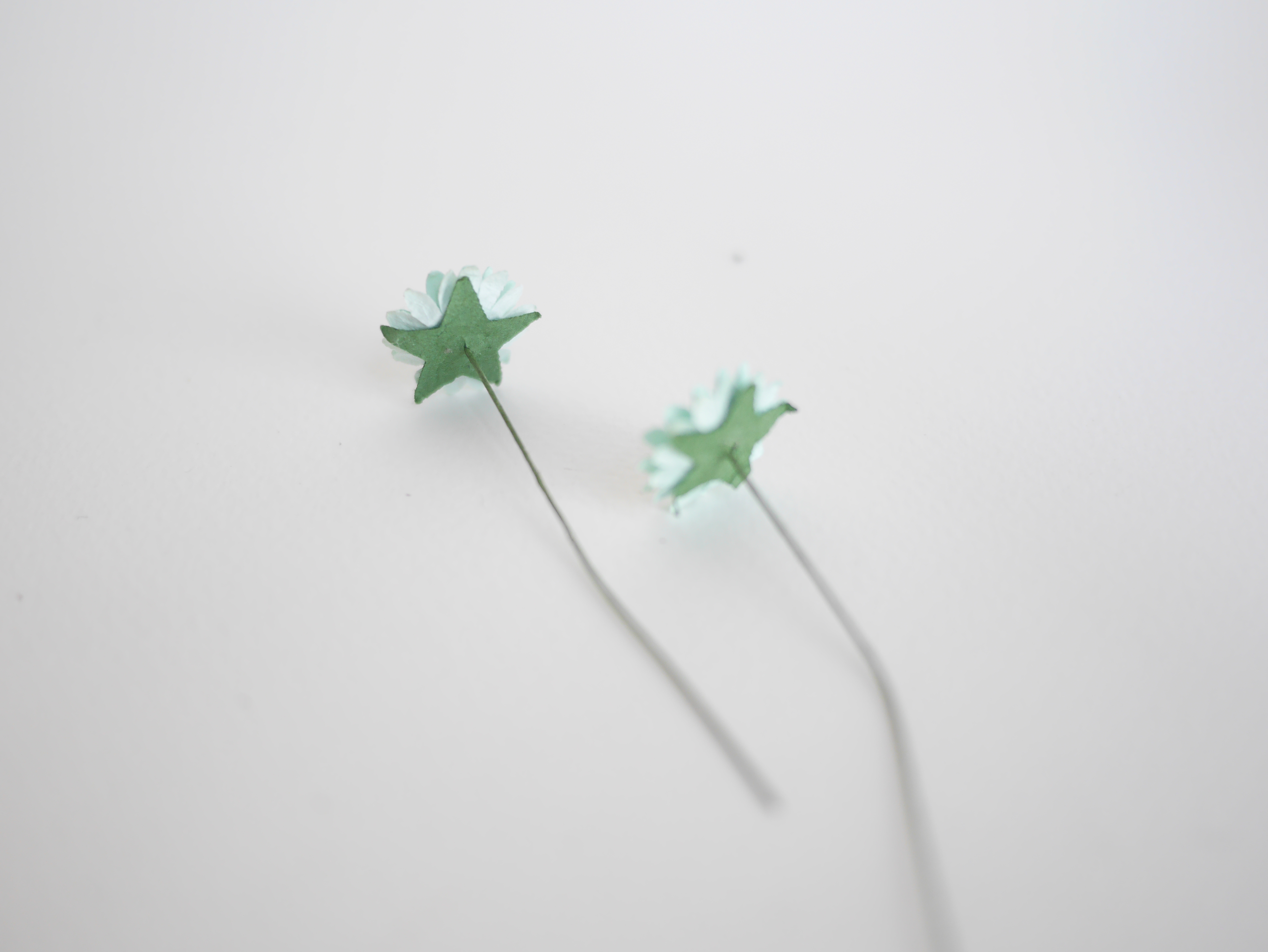 ดอกทานตะวันกระดาษ ดอกไม้กระดาษสา ดอกไม้ประดิษฐ์จากกระดาษสา ดอกทานตะวัน ดอกไม้กระดาษสาขายส่ง ดอกไม้ประดิษฐ์ ดอกไม้ทำข้อมือเพื่อนเจ้าสาว ขนาด 1.5 cm. จำนวน 100 ดอก สีมิ้นท์ Paper Flower, Sun Flowers, mint color, size 1.5 cm 100 pieces, yellow pollen.