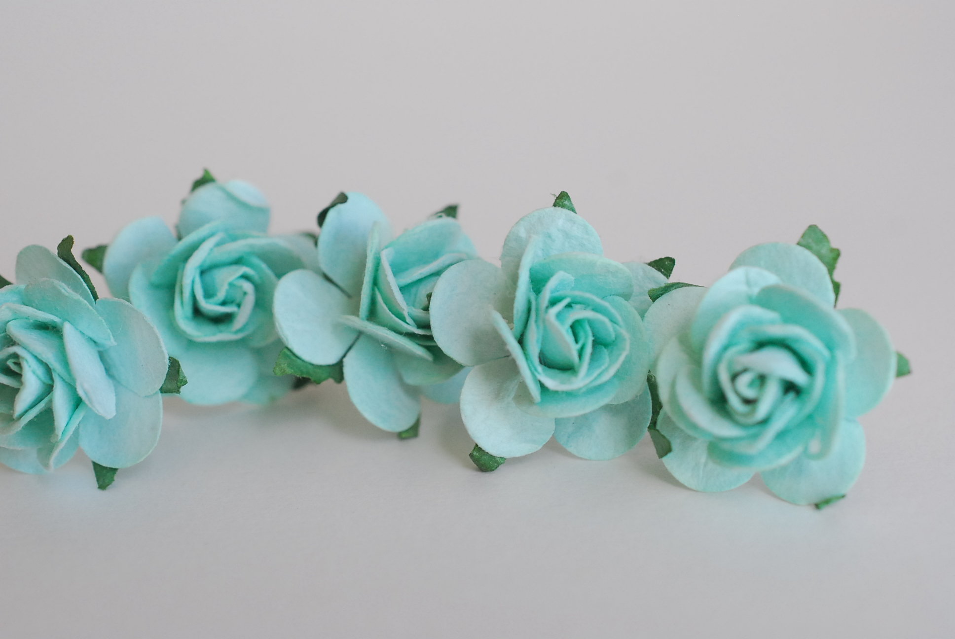 ดอกไม้กระดาษสา ดอกไม้กุหลาบกระดาษ ราคาส่ง, ดอกกุหลาบจิ๋ว ดอกกุหลาบกระดาษสา ดอกไม้ประดิษฐ์ สำหรับตกแต่งของชำร่วย หรืองานแต่งงาน สีมิ้นท์ ขนาด 2.5 cm. จำนวน 50 ดอก สี 166