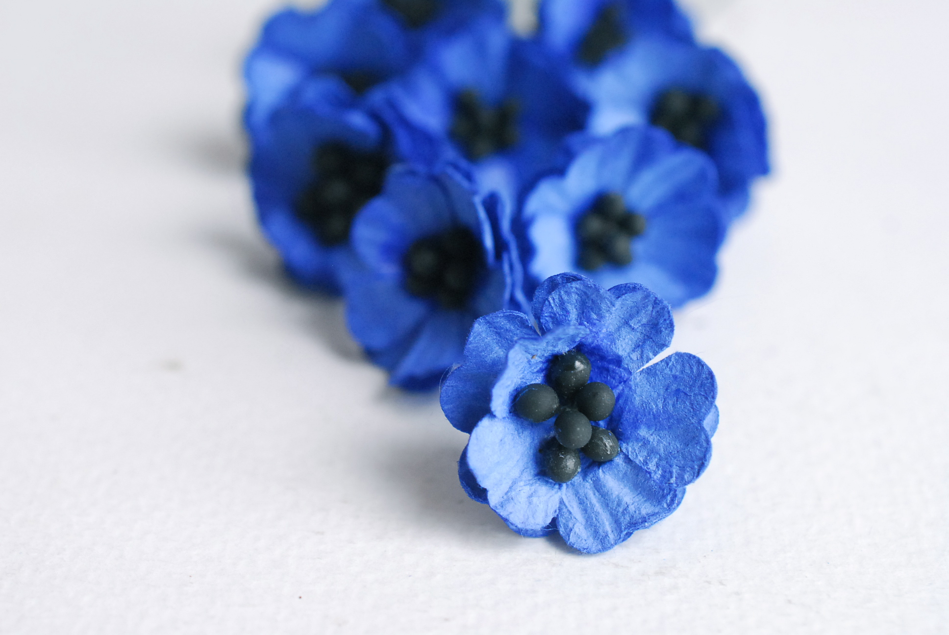 ดอกไม้กระดาษสา ดอกไม้กระดาษสา จตุจักร งานประดิษฐ์ ดอกไม้ทำข้อมือเพื่อนเจ้าสาว แต่งงาน ดอกไม้กระดาษ poppy สีน้ำเงิน royal blue ขนาด 2.00 cm.