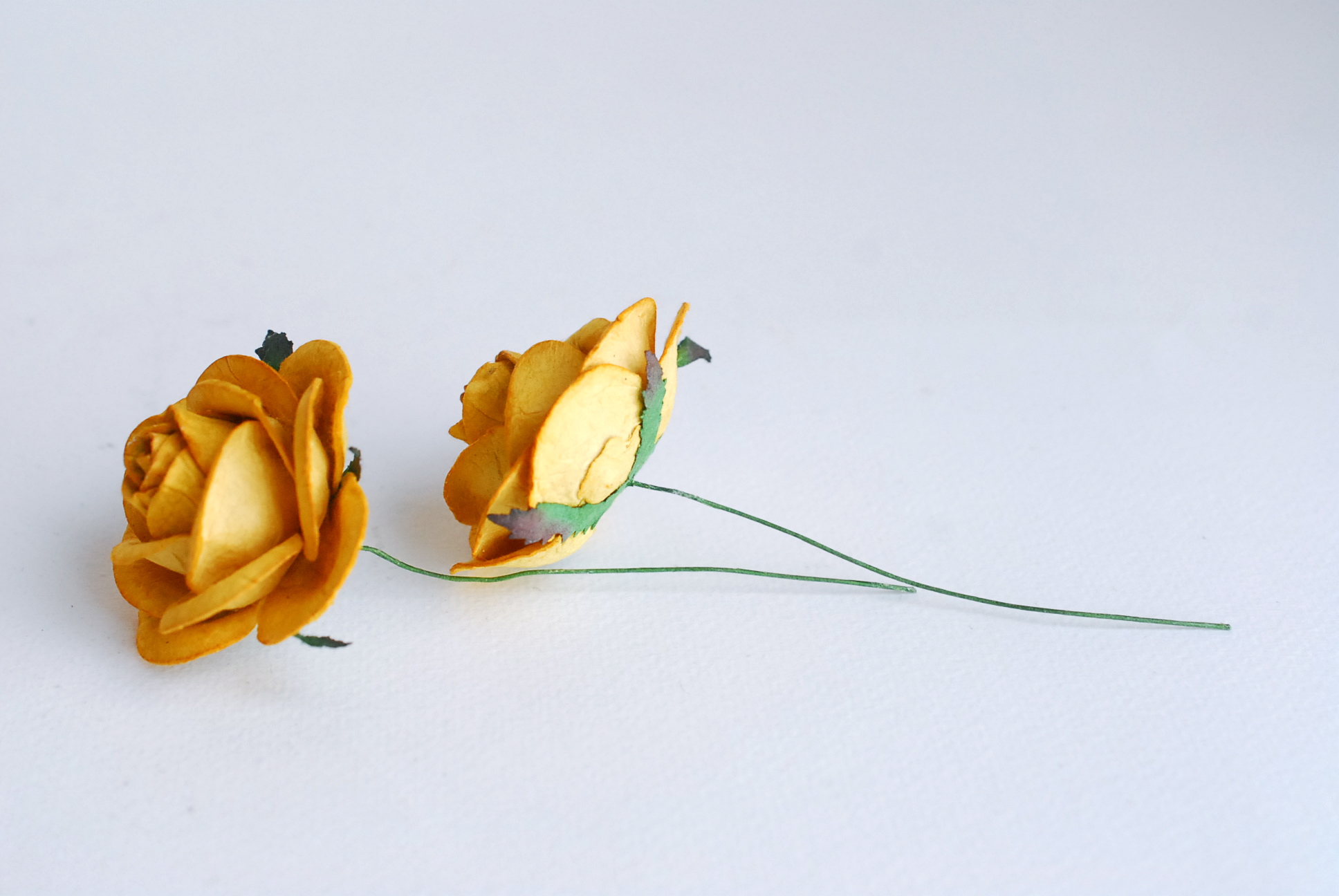 ดอกไม้กระดาษสา, ดอกไม้กุหลาบกระดาษ, ดอกไม้ประดิษฐ์, สำหรับของชำร่วย, งานแต่งงาน,สีเหลืองพระ ขนา่ด 4.5 cm.,Paper flower,20 Pieces mulberry rose, 4.00 cm. yellow medium color.