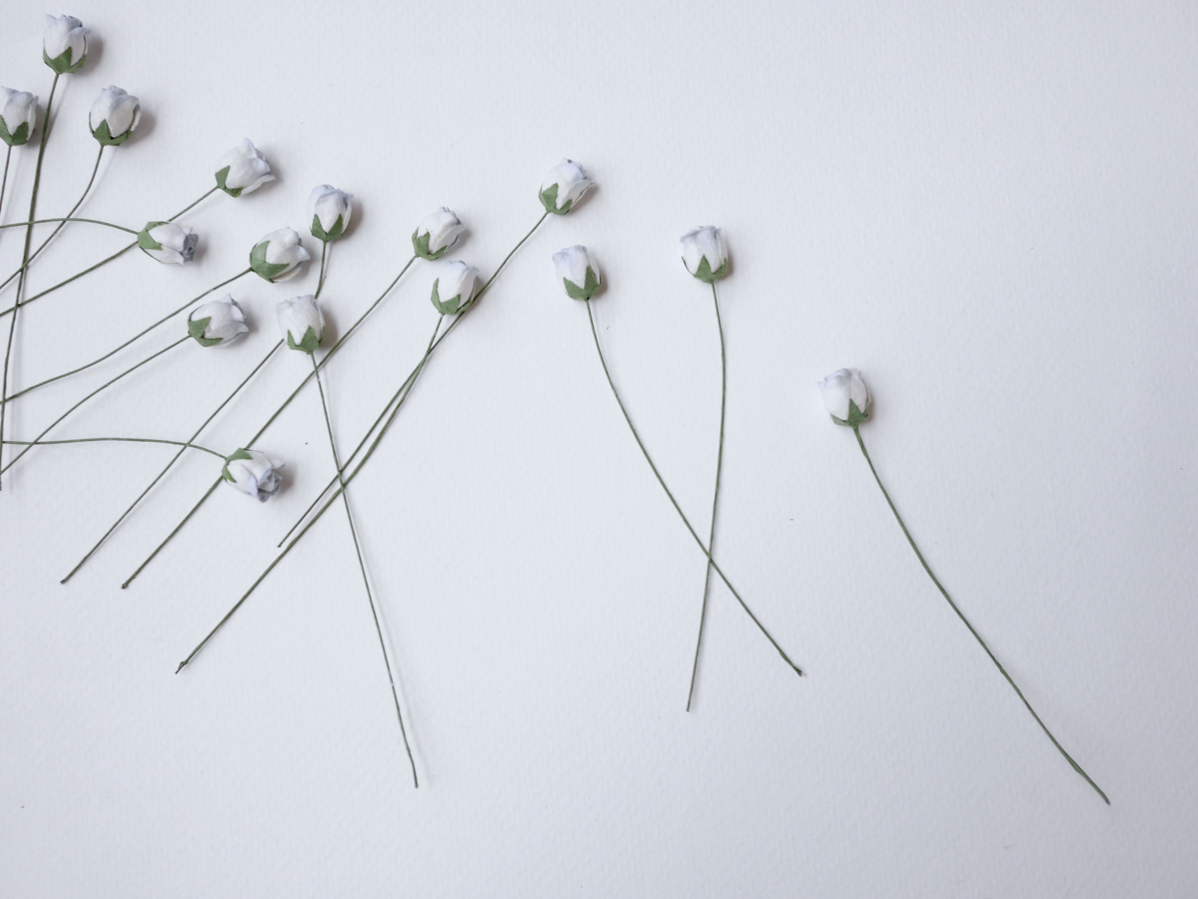 ดอกไม้กระดาษสา ดอกไม้กระดาษสา งานประดิษฐ์ ดอกไม้ทำข้อมือเพื่อนเจ้าสาว แต่งงาน, ดอกกุหลาบตูม 0.8x1 cm. 25 ดอก สีฟ้าอ่อนปัด paper flowers, budding roses flower 0.8x1 cm. 25 pieces pale blue brush color.