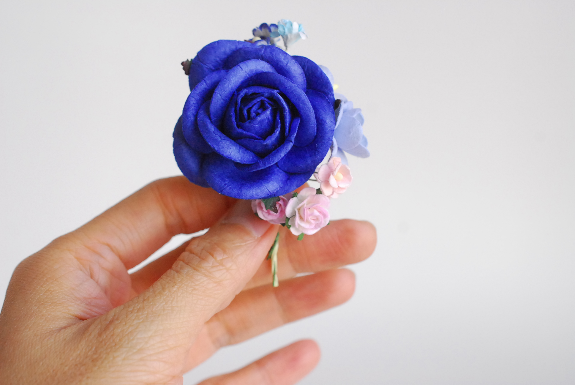 ช่อดอกไม้กุหลาบกระดาษสาสีน้ำเงิน อดอกไม้ประดับ งานแต่งงาน งานประดิษฐ์ ของชำร่วย ดอกไม้กระดาษสา งานแต่งงาน DIY wedding boutonniere or making centerpieces gift decoration