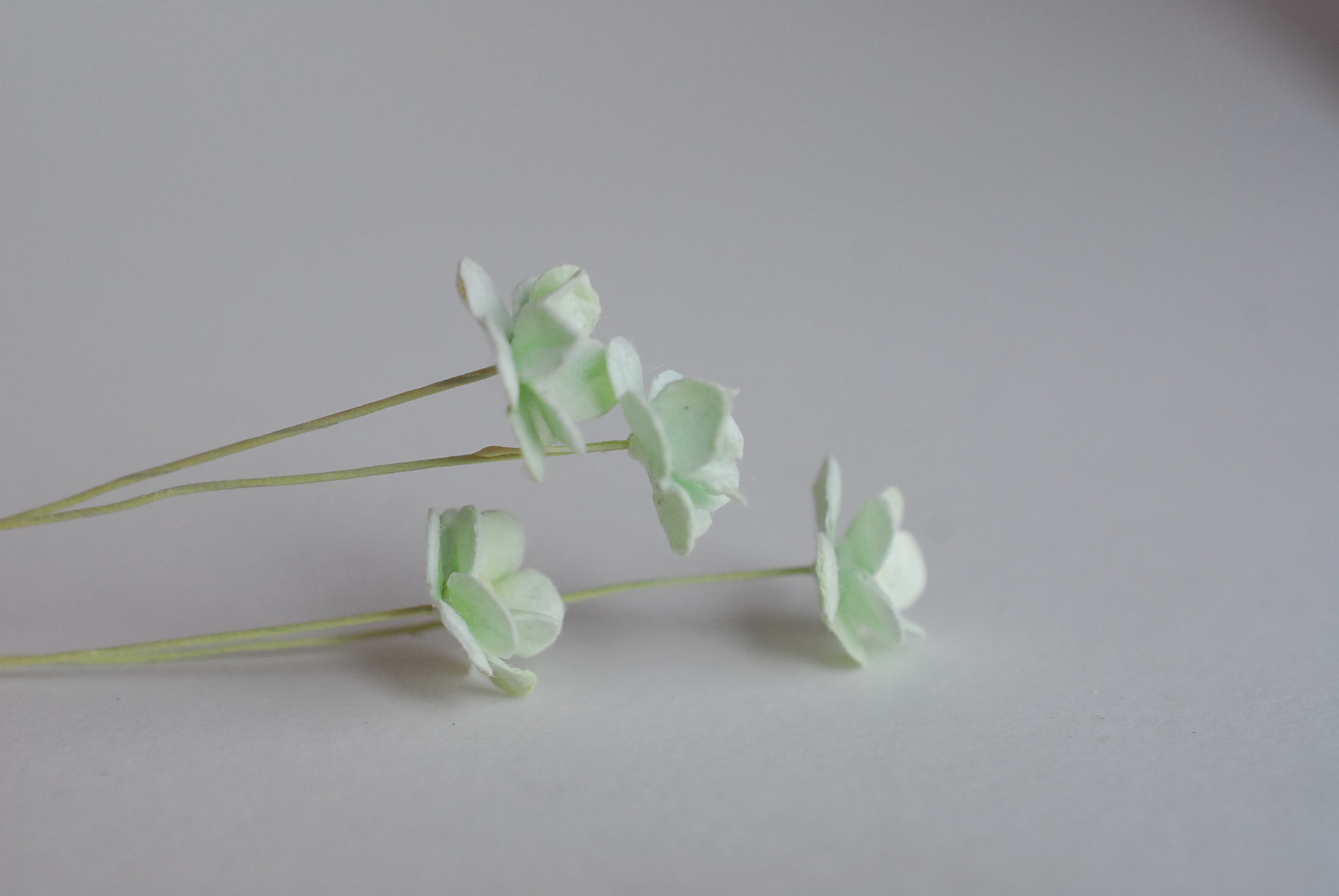 ดอกไม้กระดาษสา ราคาส่ง, ดอกไฮเดรนเยียกระดาษสา ดอกไม้ประดิษฐ์ ตกแต่งงาน ประดิษฐ์ข้อมือ เพื่อนเจ้าสาว ขนาด 1.5 cm., สำหรับของชำร่วย, งานแต่งงาน, ดอกไม้ทำข้อมือเจ้าสาว สีเขียวมิ้นต์ จำนวน 100 ดอก Paper flower,100 Pieces mulberry hydenyia, green mint color.