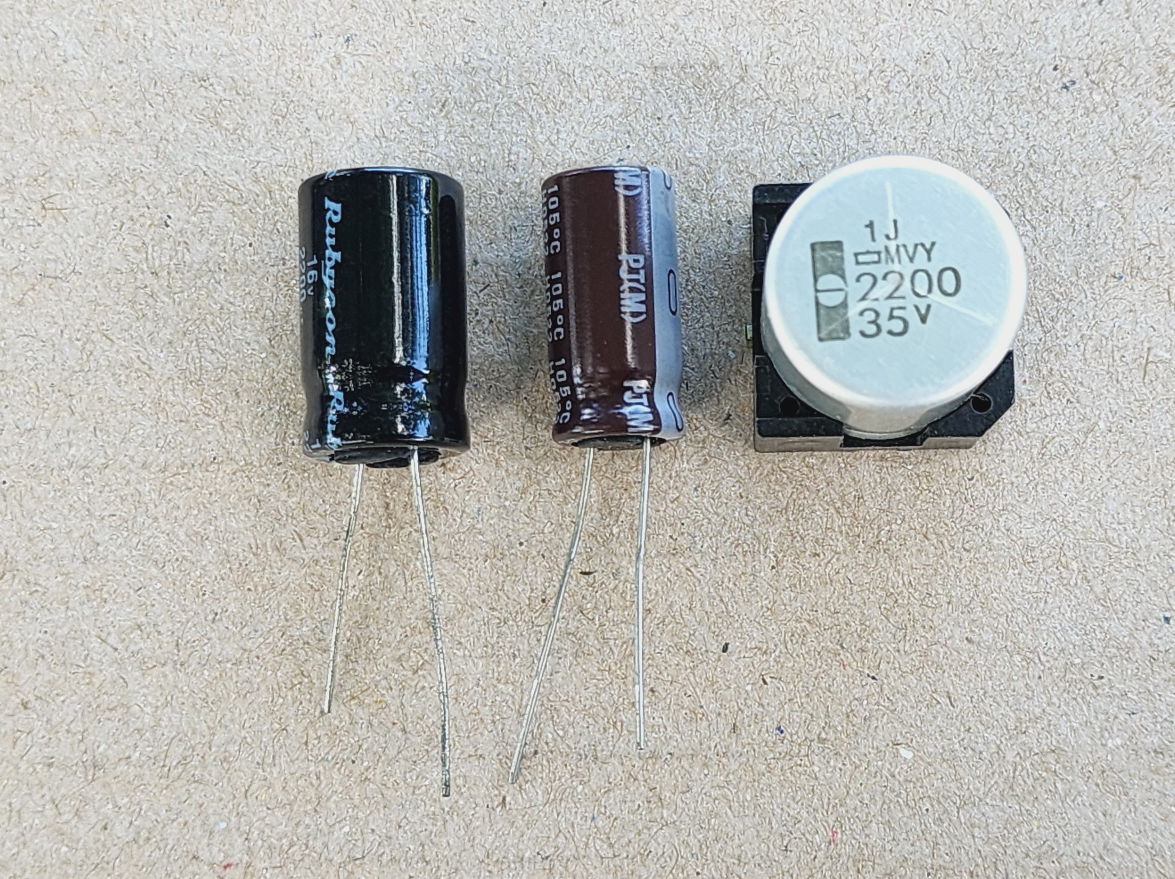 รูปคาปาซิเตอร์ชนิดอิเล็กโทรไลต์ เป็น คาปาซิเตอร์มีขั้ว และ สัญลักษณ์ C มีขั้ว