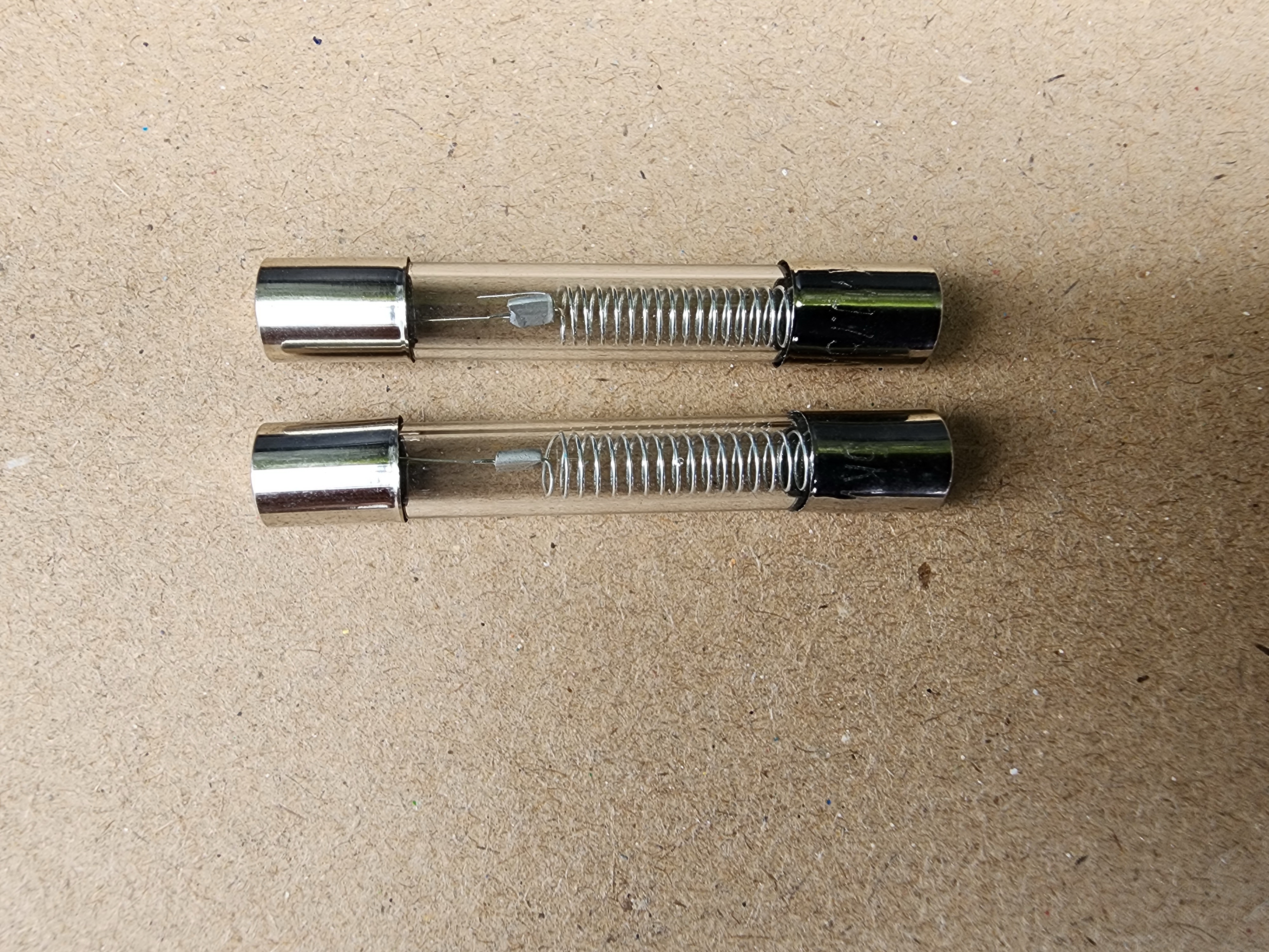 รูปฟิวส์ ไฮโวลท์ 0.9A 5KV