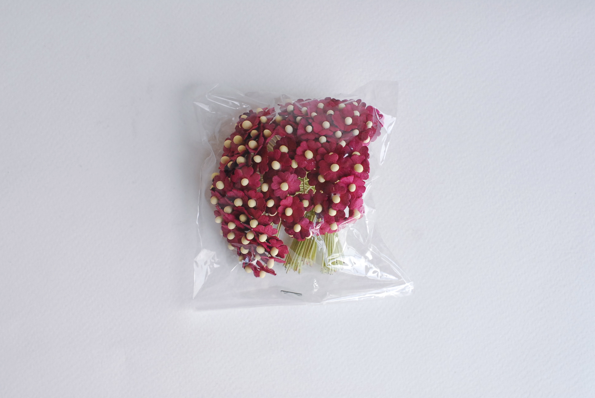 ดอกไม้กระดาษสา ดอกไม้กระดาษสาราคาส่ง ดอกไม้กระดาษสำหรับตกแต่ง งานแต่งงาน หรือติดของชำร่วย ดอกไม้จิ๋ว 100 ดอก ขนาด 1 cm. สีแดงเข้ม Small Paper Flower with stem, , 100 pcs., size 1 cm., small creeping ladies flowers 1 layer, red wine color.