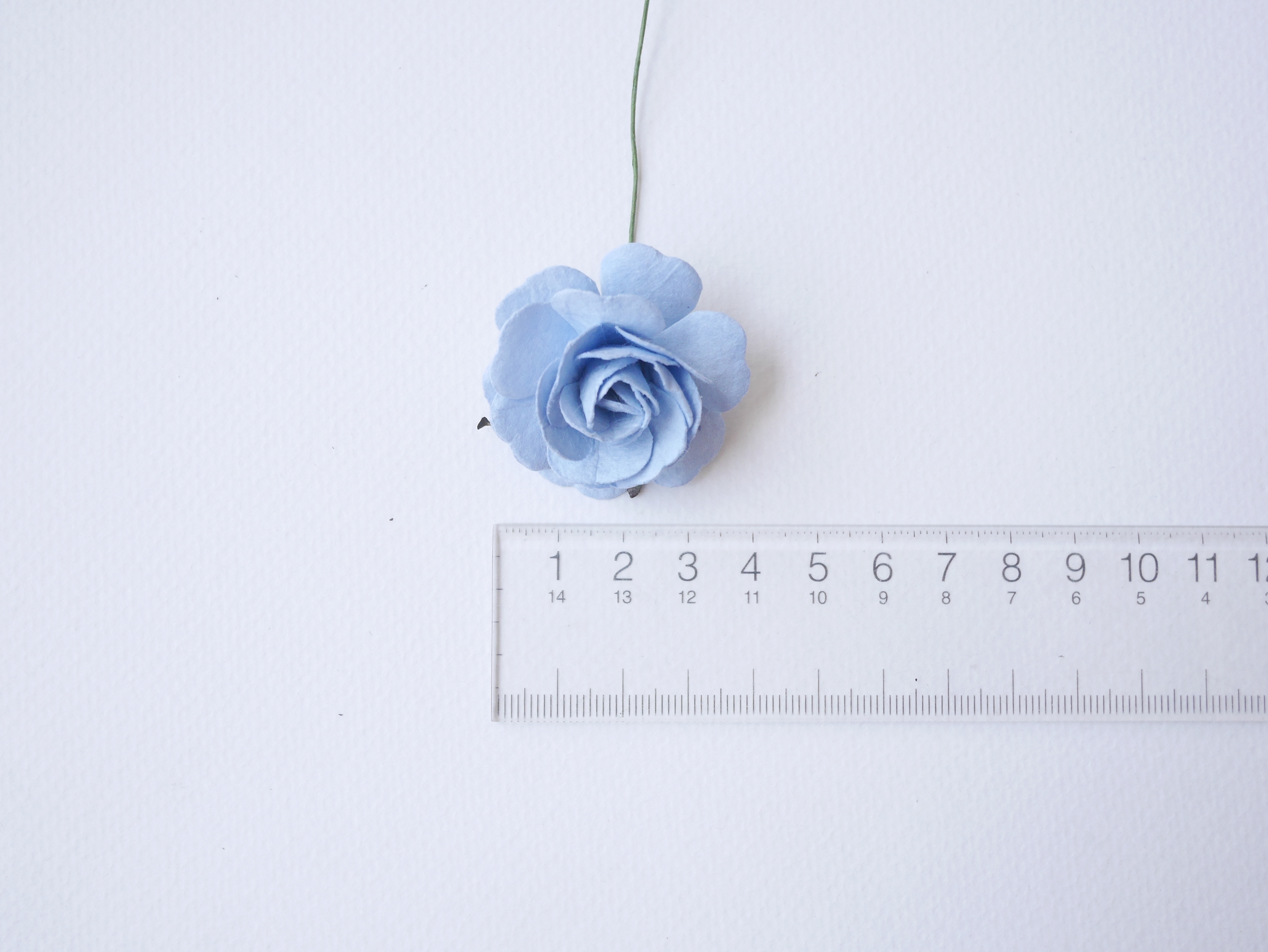 ดอกไม้กระดาษสา ราคาส่ง, ดอกกุหลาบกระดาษสา ดอกไม้ประดิษฐ์ สำหรับตกแต่ง หรืองานแต่งงาน สีฟ้าตุ่นขนาด 3.5 cm. กลีบไม่อัดลาย จำนวน 25 ดอก Paper flowers, handmade flowers, small roses paper size 3.5 cm. 25 pieces, pale blue color.