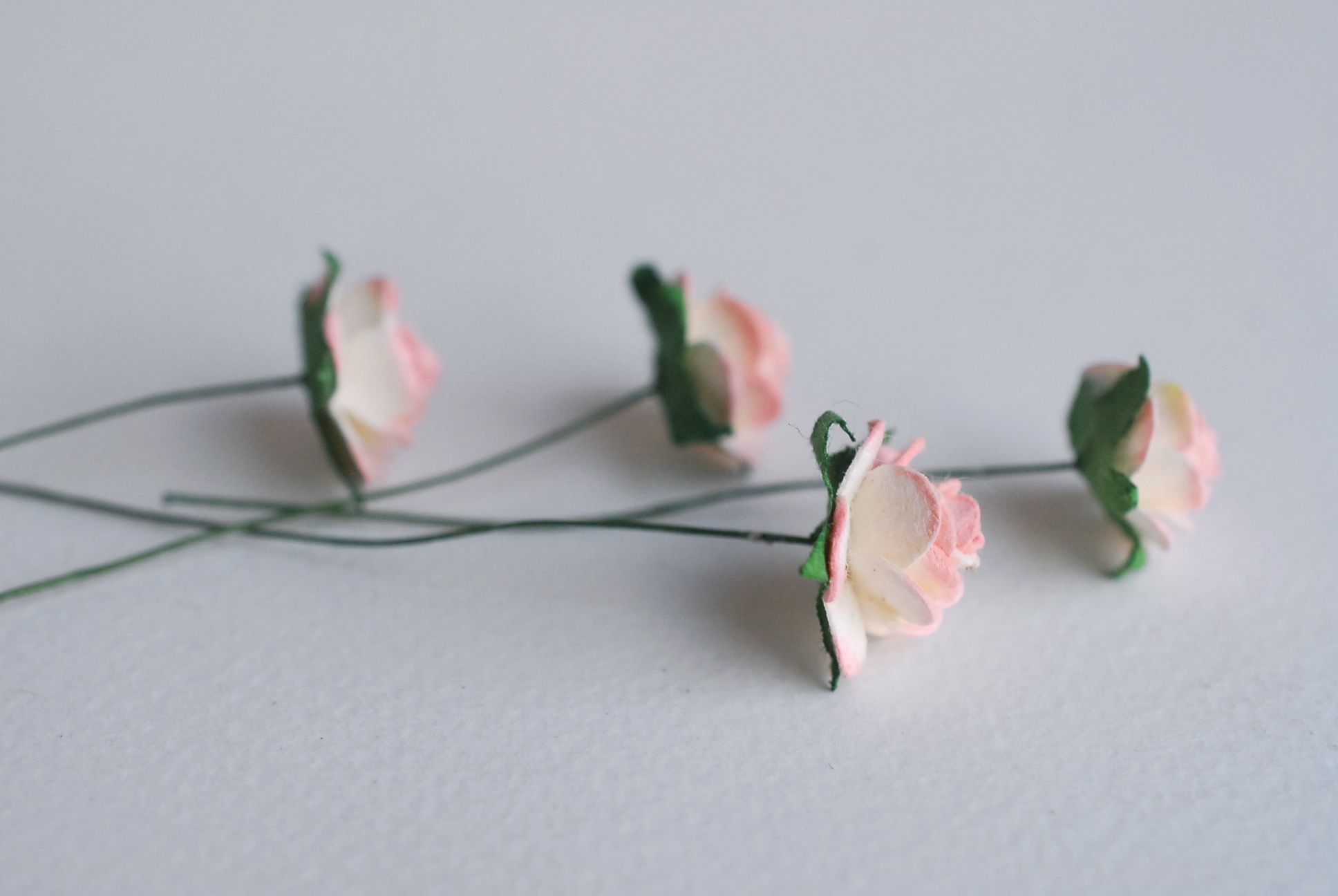 ดอกไม้กุหลาบกระดาษ ดอกไม้กระดาษสา, ดอกกุหลาบจิ๋ว, ดอกไม้กระดาษสาขายส่ง สีพีชอ่อนปัดขาวขนาด 1.5 cm. จำนวน 100 ดอก Paper Flowers size 1.5 cm., mini roses soft peach brush white color, 100 pcs.