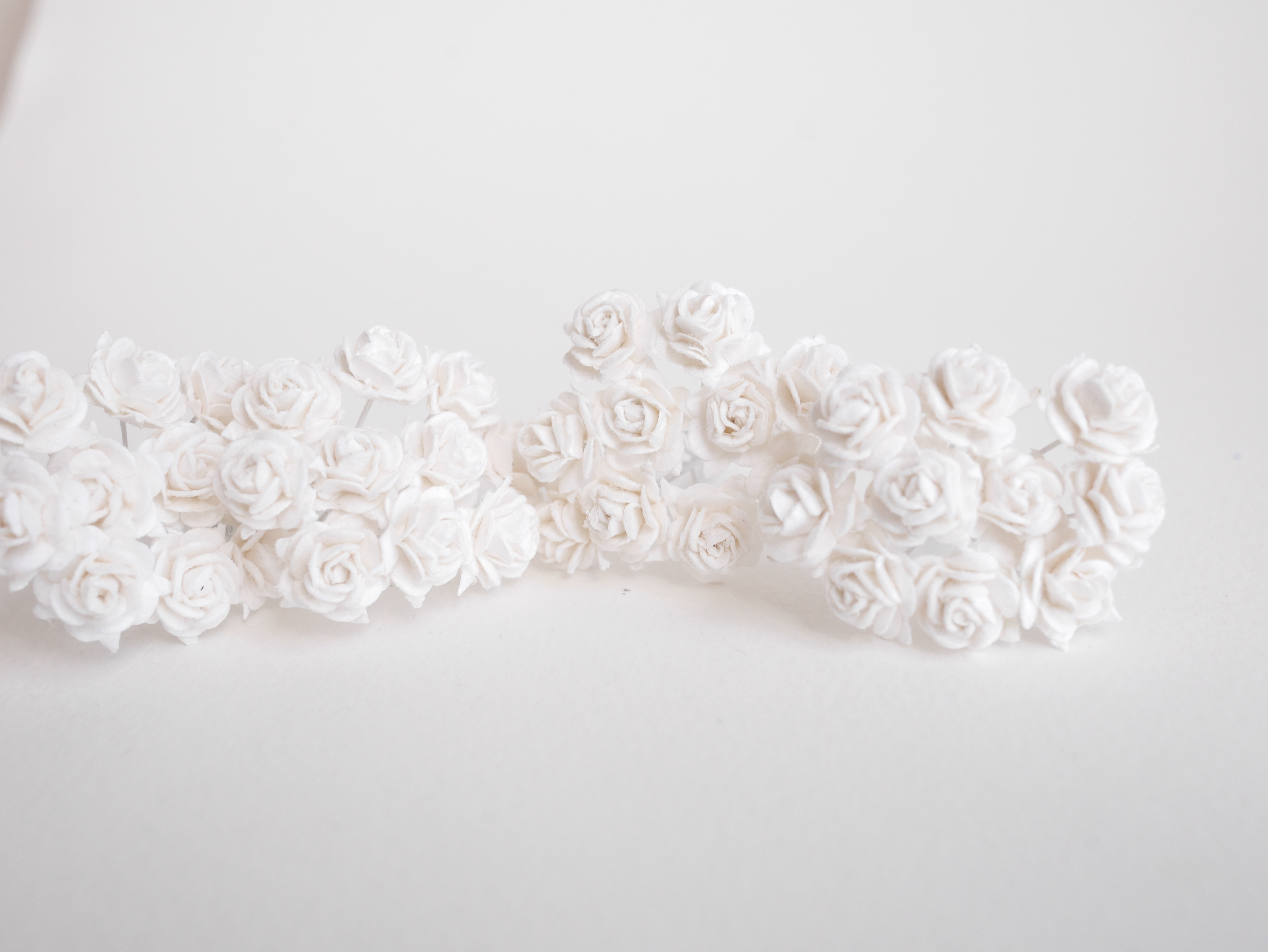 ดอกไม้กระดาษสาสำหรับตกแต่ง ของชำร่วย ดอกกุหลาบ กระดาษสา สีขาว #147 ขนาด 1 cm. จำนวน 100 ดอก/1 ถุง Small handmade rose paper flower supplies 100 pieces, white color.