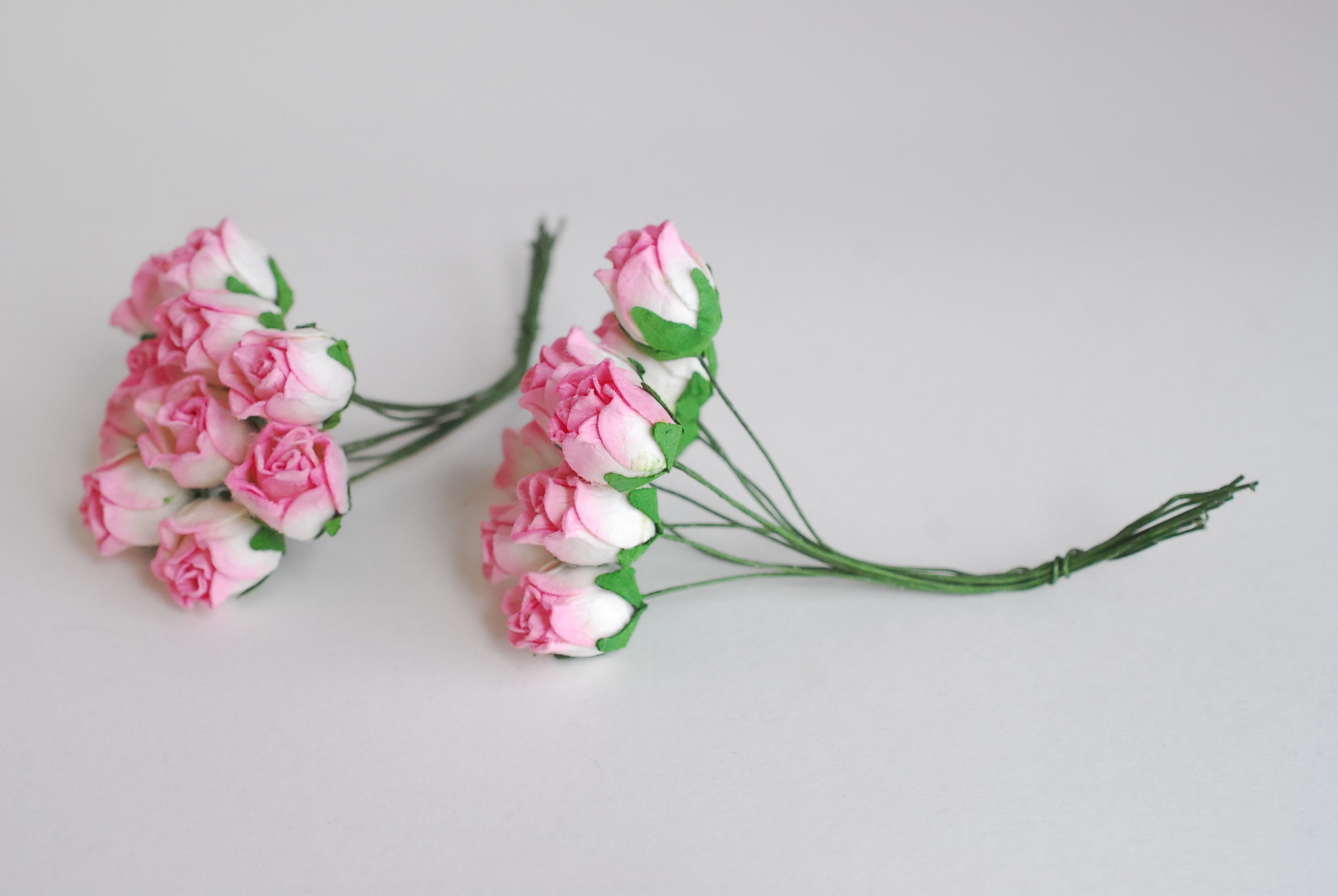 ดอกไม้กระดาษสา ดอกไม้กระดาษสา จตุจักร งานประดิษฐ์ ดอกไม้ทำข้อมือเพื่อนเจ้าสาว แต่งงาน, ดอกกุหลาบตูม 50 ดอก สีชมพูปัดขาว ขนาด 1.5 x 1.5 cm. paper flowers, budding roses flower 1.5x1.5 cm. 50 pieces. pale pink brush white color.