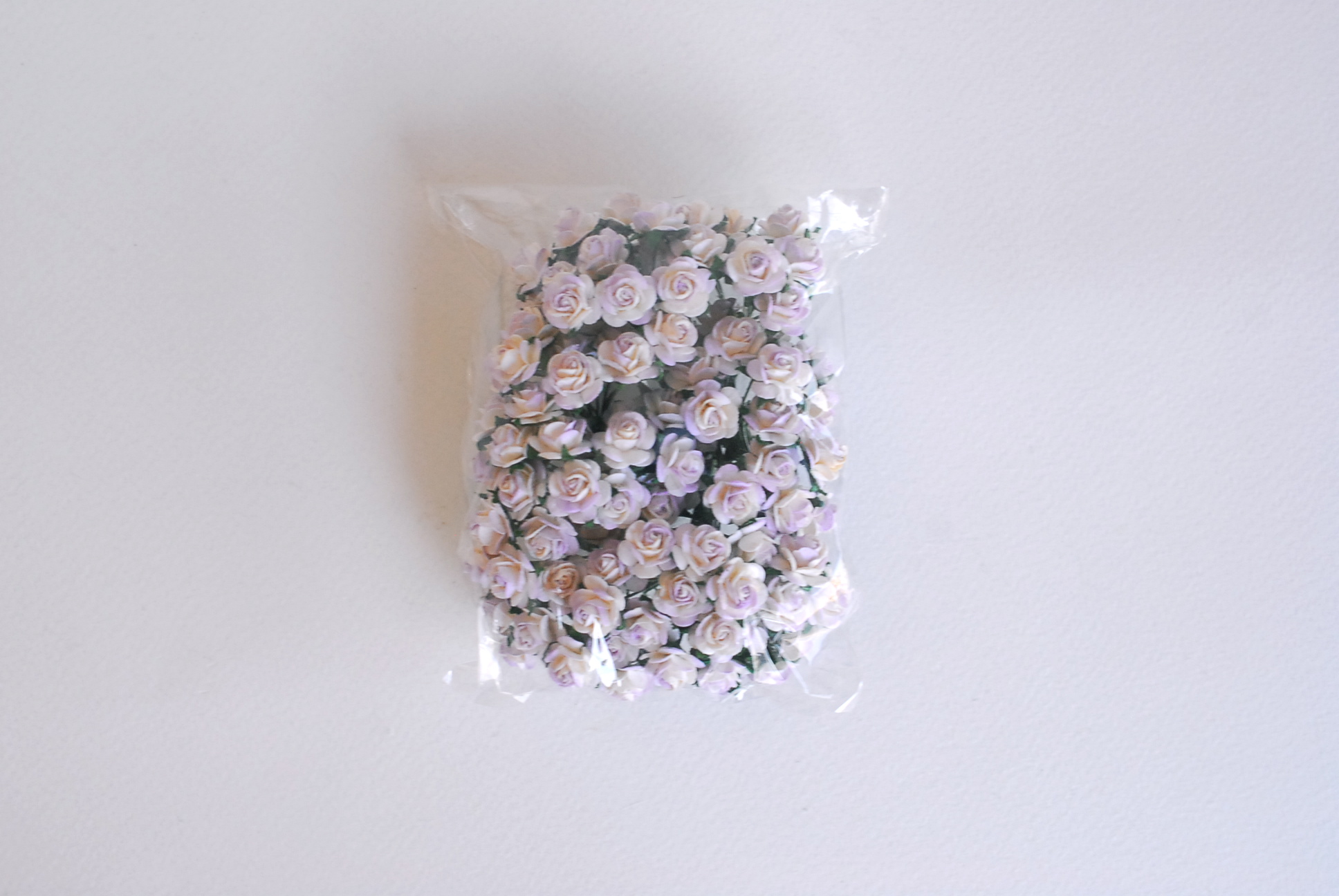ดอกไม้กระดาษสา ดอกกุหลาบกระดาษ สำหรับตกแต่งของชำร่วย ดอกกุหลาบ ดอกกุหลาบสีแดง กระดาษสา สีม่วงอ่อนปัดขาวขนาด 1 cm. จำนวน 100 ดอก/1 ถุง