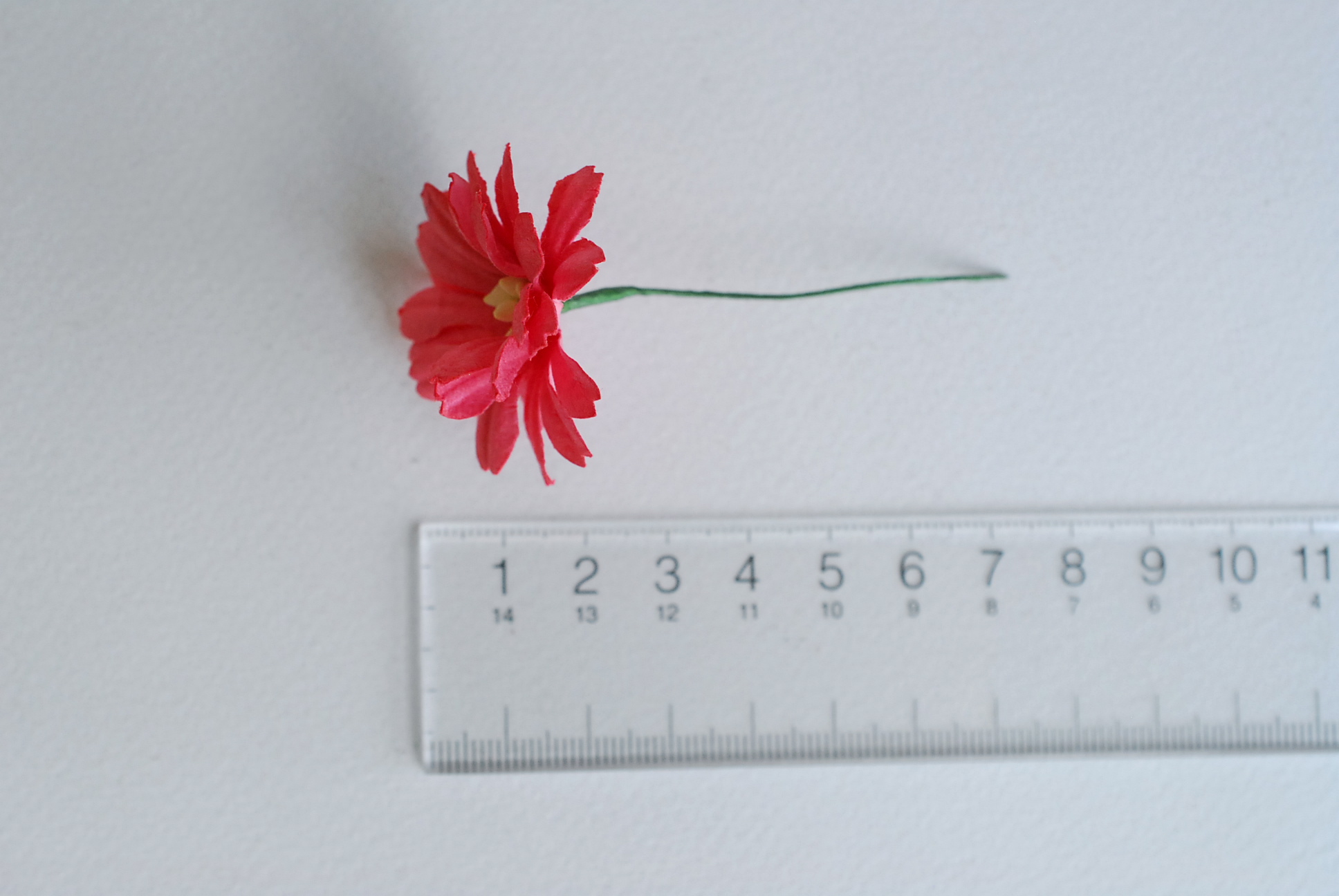 ดอกไม้กระดาษสา ดอกไม้ประดิษฐ์จากกระดาษสา ดอกเดซี่ ดอกไม้กระดาษสาขายส่ง ดอกไม้ประดิษฐ์ ดอกไม้ทำข้อมือเพื่อนเจ้าสาว ดอก daisy ขนาด 3.5 cm. จำนวน 25 ดอก สีชมพูแดง Paper Flower, 25 Daisy Flowers, size 4.5 cm., pink rouge color