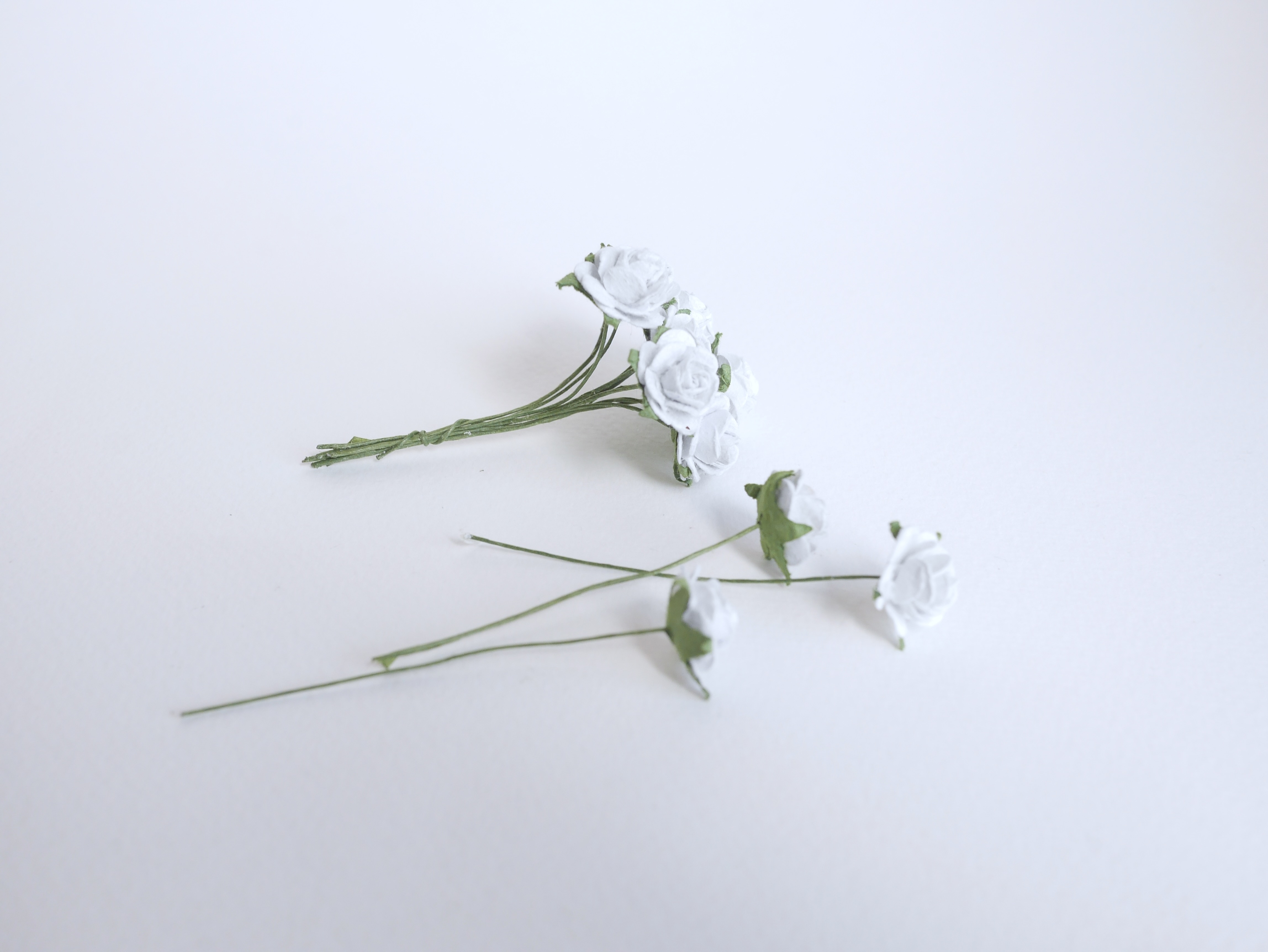 ดอกไม้กุหลาบกระดาษ ดอกไม้กระดาษสา, ดอกกุหลาบจิ๋ว, ดอกไม้กระดาษสาขายส่ง สีเทาอ่อนผสมฟ้าอ่อน ขนาด 1.5 cm. จำนวน 100 ดอก Paper Flowers size 1.5 cm., mini roses pale gray color, 100 pcs.