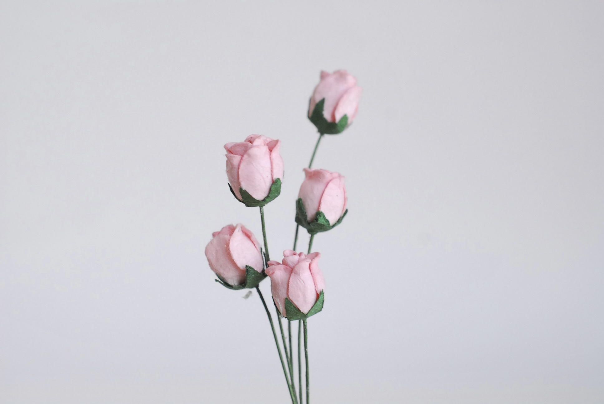 ดอกไม้กระดาษสา ดอกไม้กระดาษสา จตุจักร งานประดิษฐ์ ดอกไม้ทำข้อมือเพื่อนเจ้าสาว แต่งงาน, ดอกกุหลาบตูม 0.8x1 cm. 25 ดอก สีชมพูพีช paper flowers, budding roses flower 0.8x1 cm. 25 peach pink pastel color.