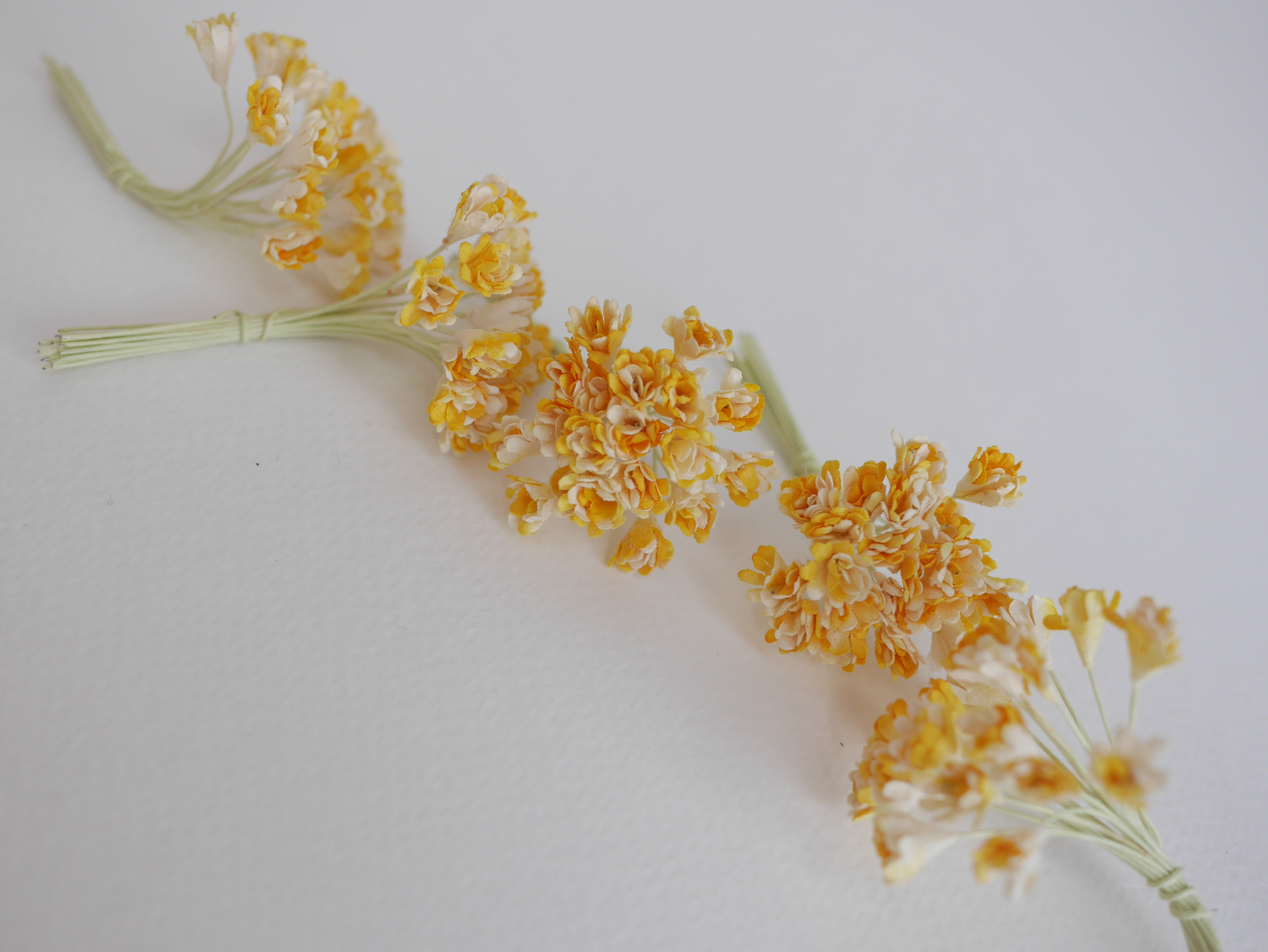 ดอกไม้ประดิษฐ์, ดอกไม้กระดาษสา, ดอก gypsophila, ดอกยิปโซ งานประดิษฐ์ตกแต่งของชำร่วย, ดอกไม้ทำพานพุ่ม, พานรับไหว้, ขนาด 1 cm. สีเหลืองปัดขาว