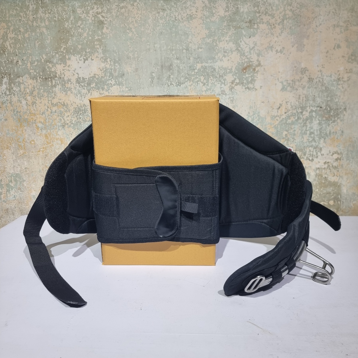 [0205] อุปกรณ์สำหรับ kiteboard, บังคับว่าว control bar, สายรัด leash, เข็มขัดนิรภัย harness, สายว่าว lines