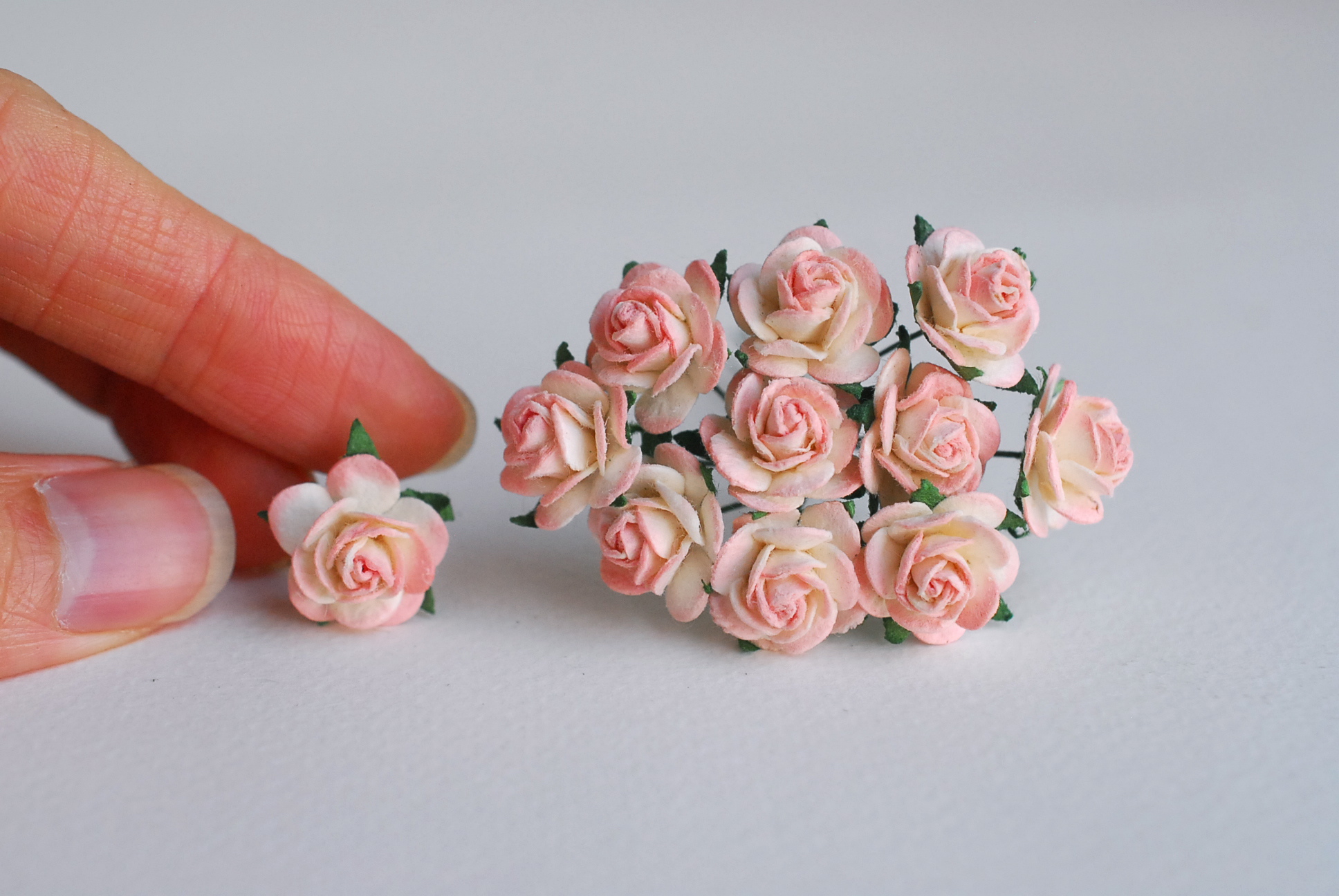 ดอกไม้กุหลาบกระดาษ ดอกไม้กระดาษสา, ดอกกุหลาบจิ๋ว, ดอกไม้กระดาษสาขายส่ง สีพีชอ่อนปัดขาวขนาด 1.5 cm. จำนวน 100 ดอก Paper Flowers size 1.5 cm., mini roses soft peach brush white color, 100 pcs.