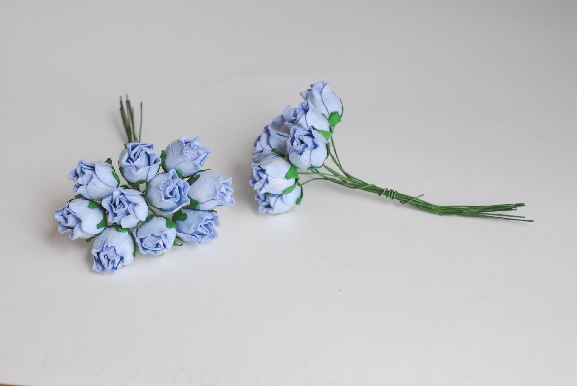 ดอกไม้กระดาษสา ดอกไม้กระดาษสา จตุจักร งานประดิษฐ์ ดอกไม้ทำข้อมือเพื่อนเจ้าสาว แต่งงาน, ดอกกุหลาบตูม 50 ดอก สีน้ำเงินตุ่น ขนาด 1.5 x 1.5 cm. paper flowers, budding roses flower 1.5x1.5 cm. 50 pieces. pale blue color.